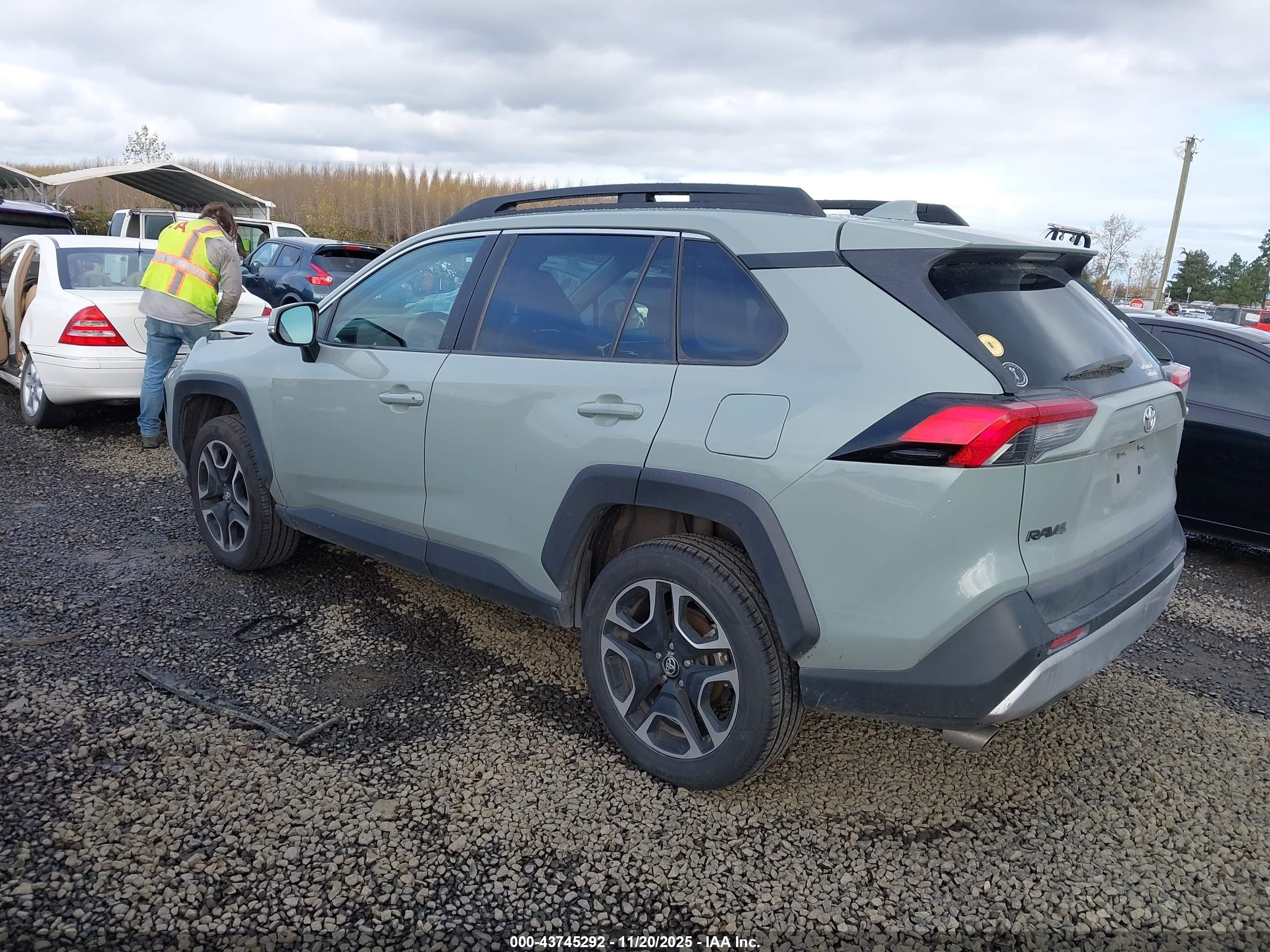 TOYOTA RAV4 image 3