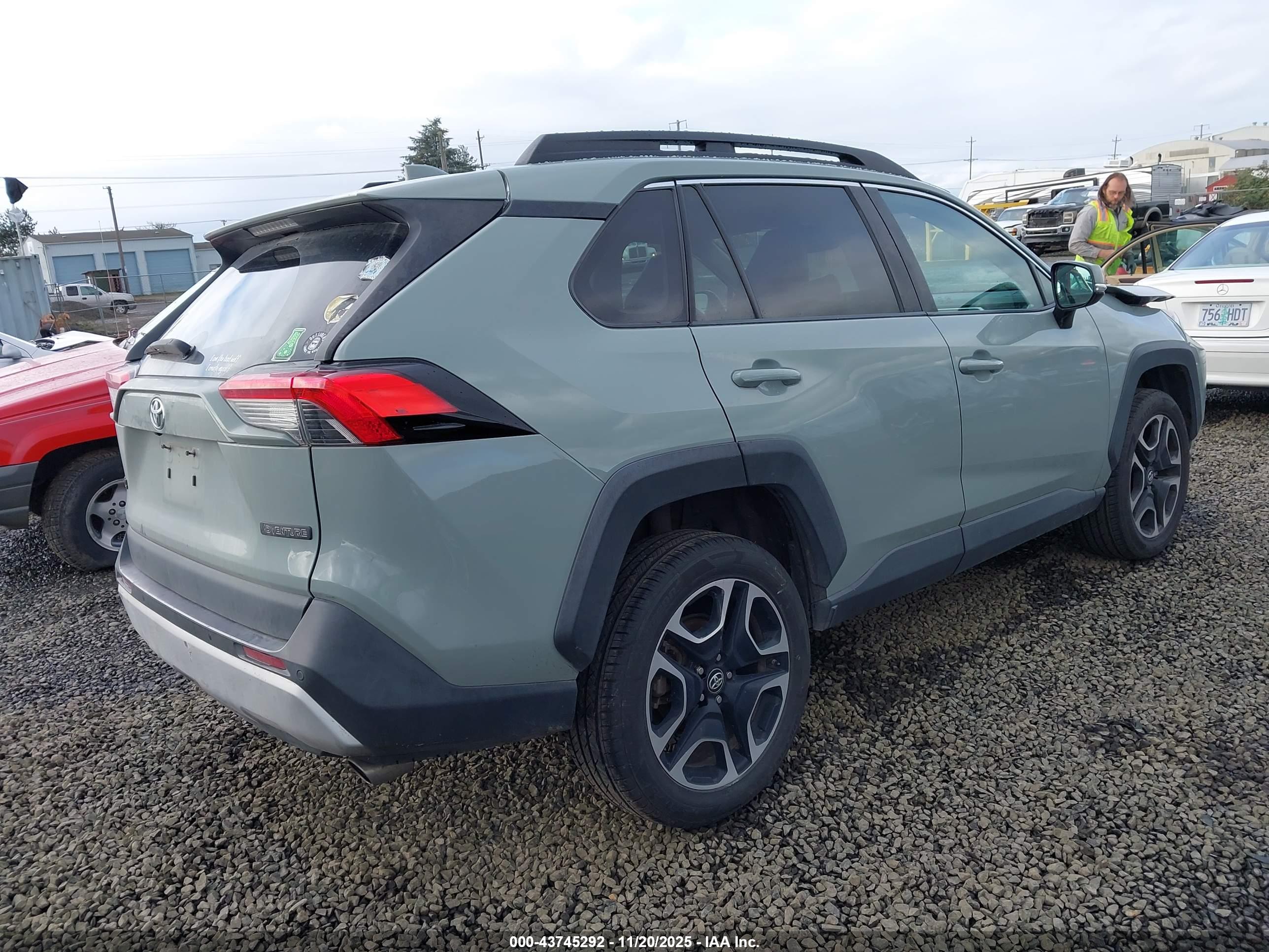 TOYOTA RAV4 image 4