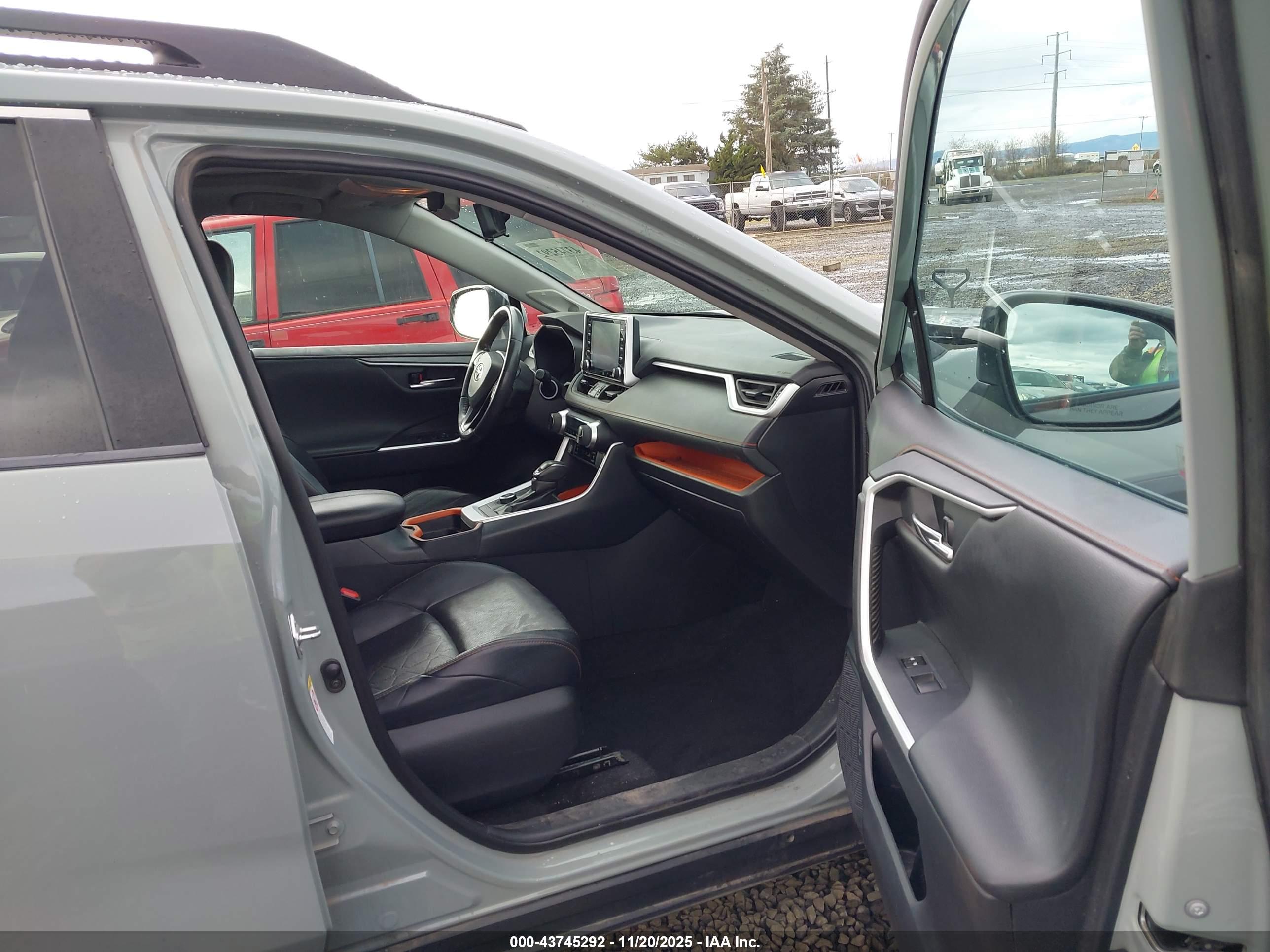 TOYOTA RAV4 image 5