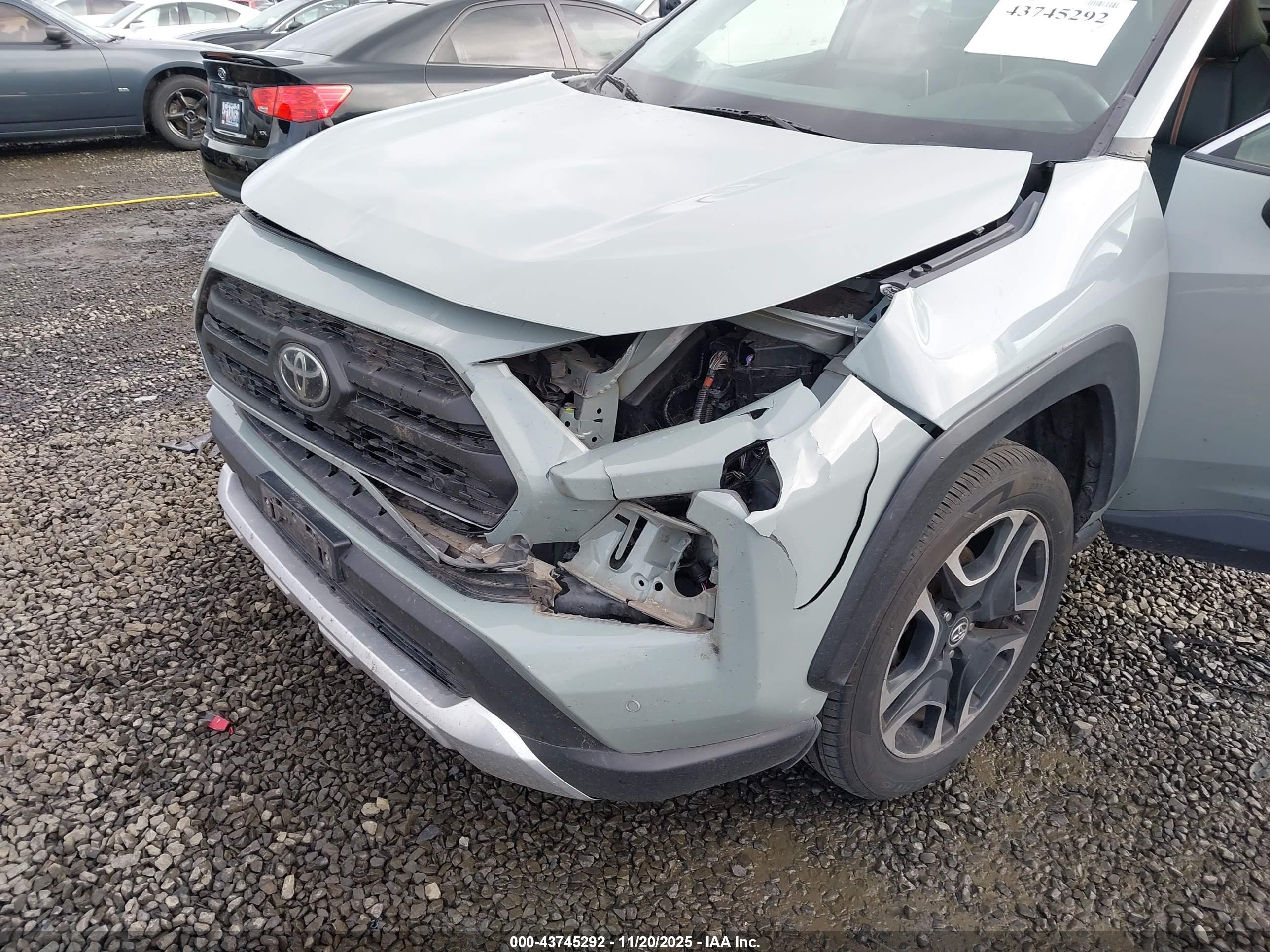 TOYOTA RAV4 image 6