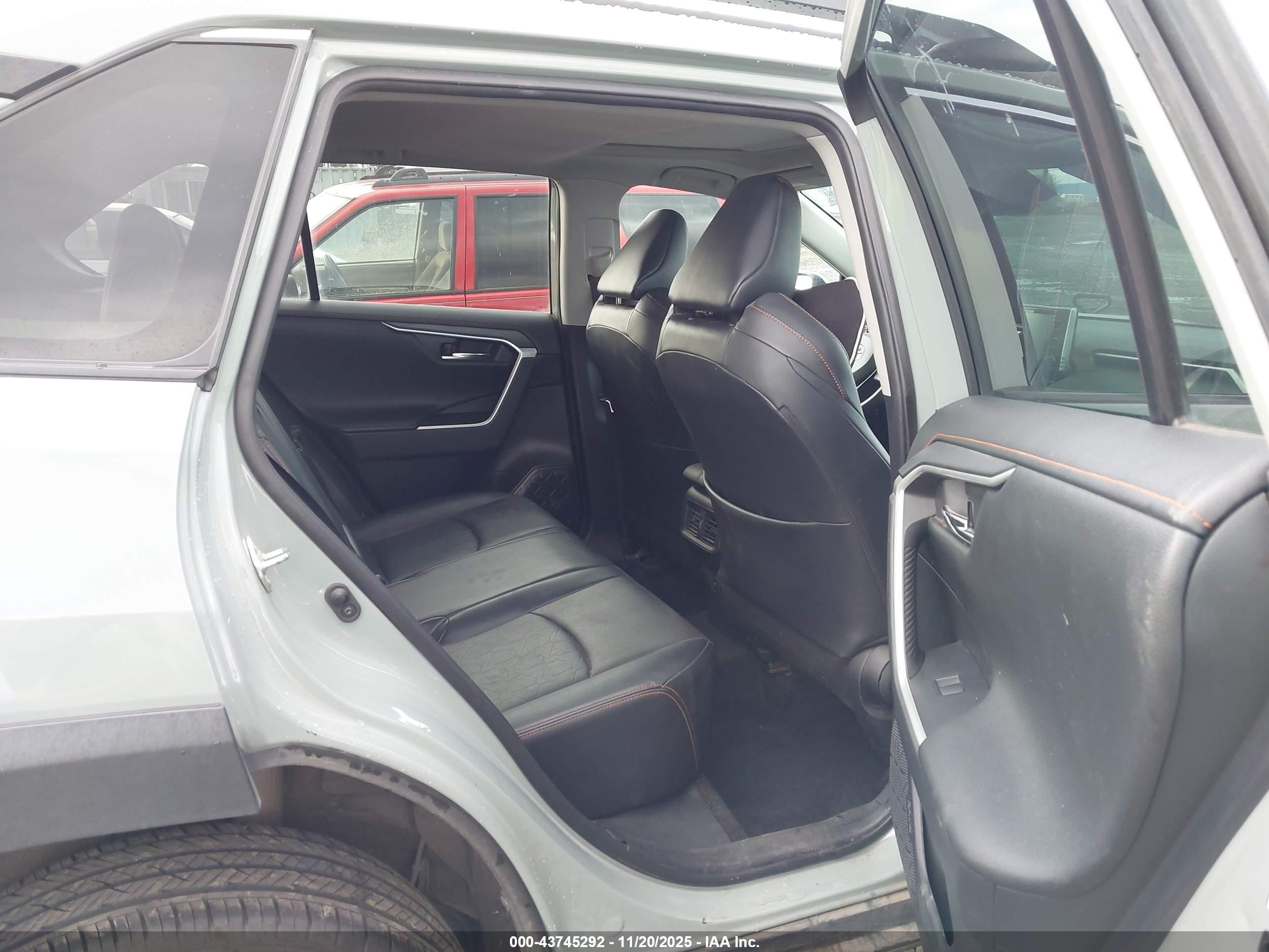 TOYOTA RAV4 image 8