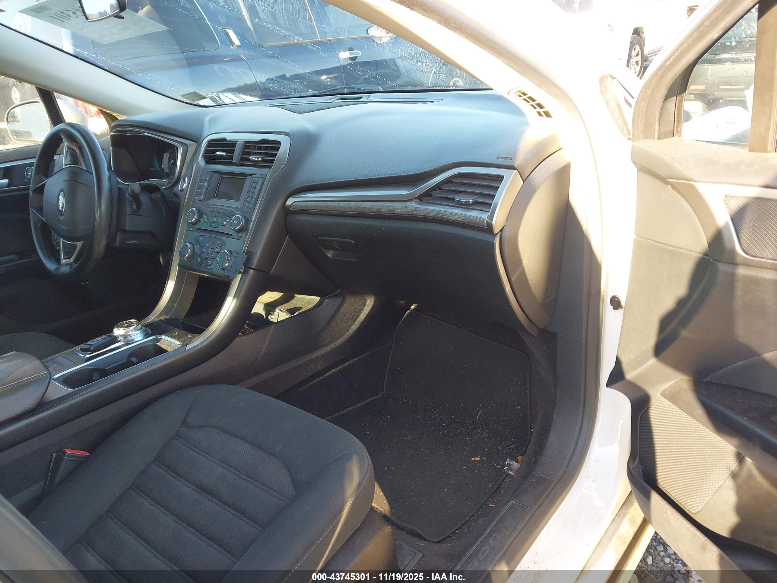FORD FUSION image 5
