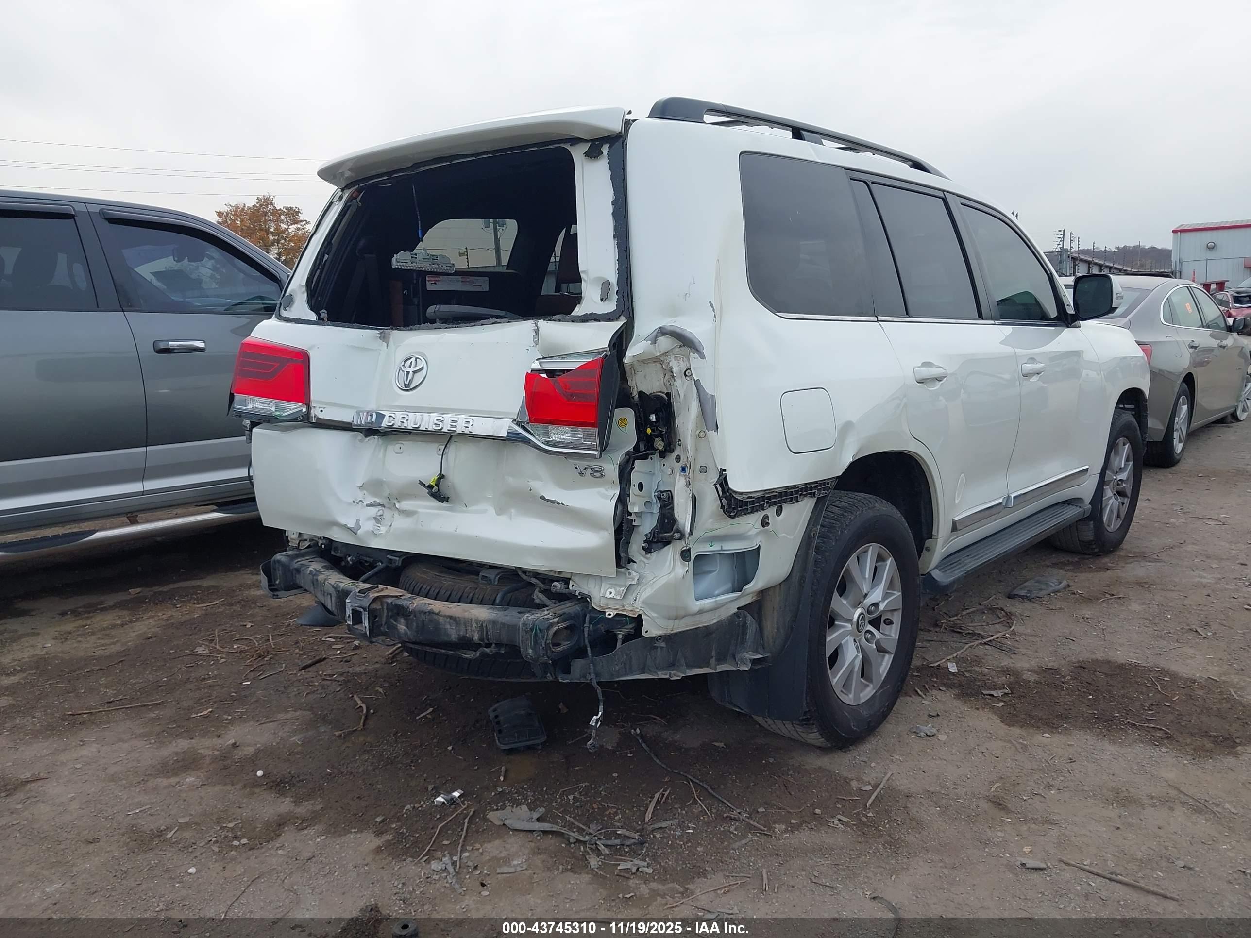 TOYOTA LAND image 4