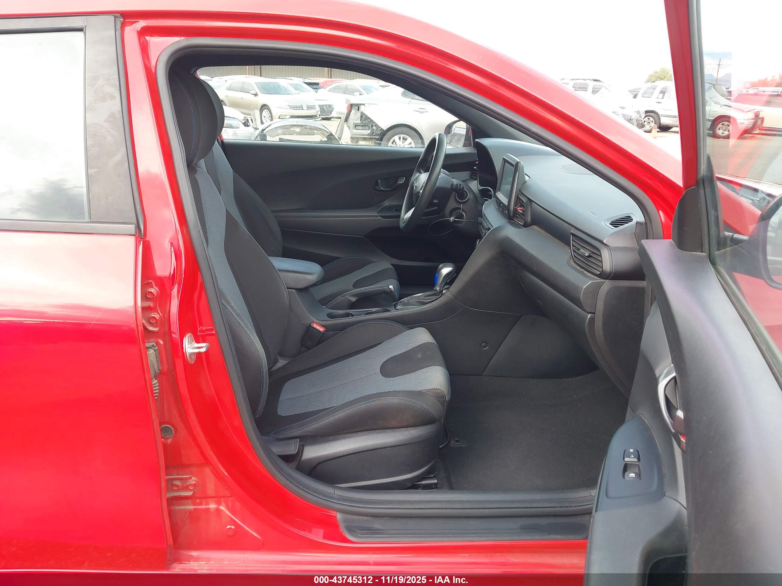 HYUNDAI VELOSTER image 5