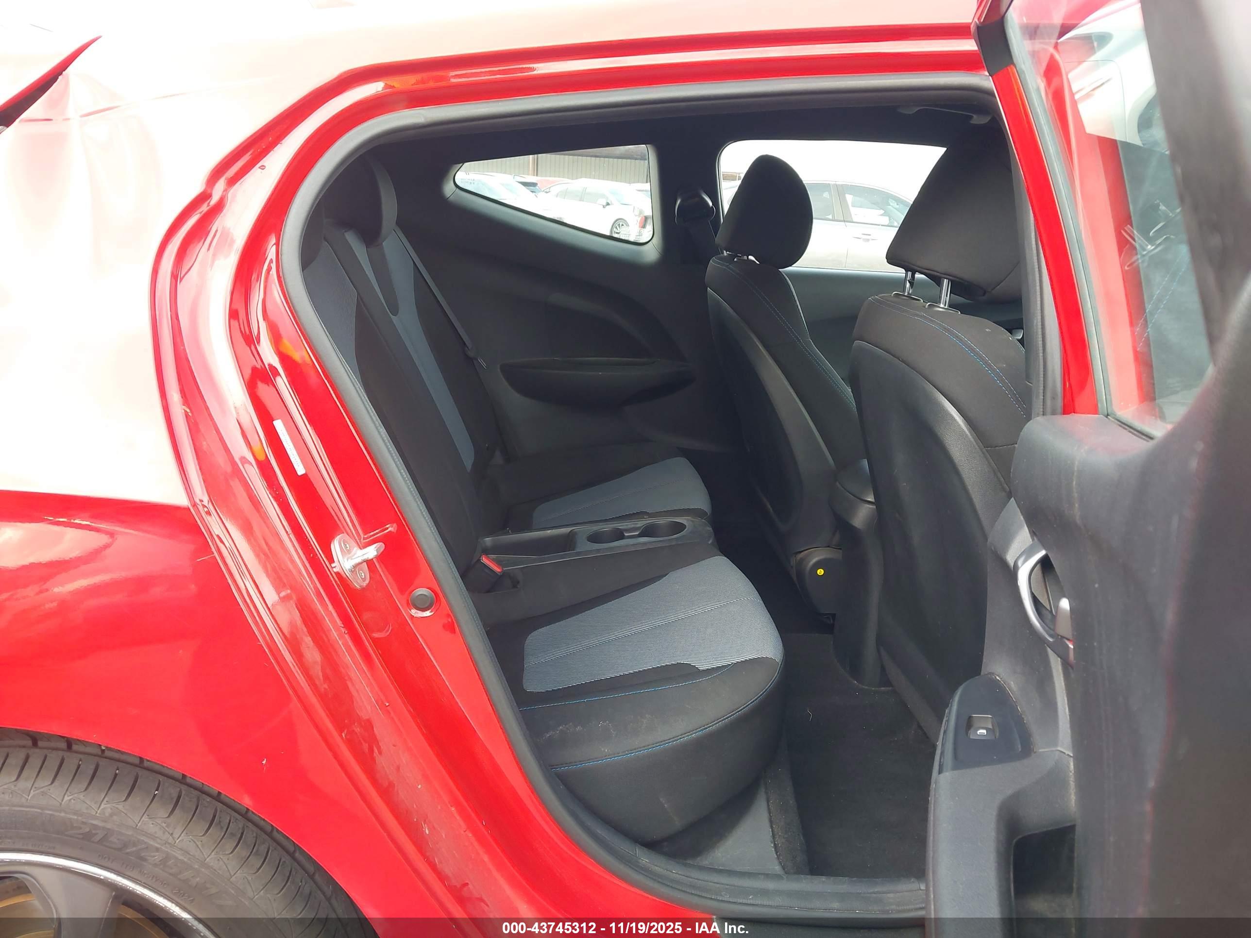 HYUNDAI VELOSTER image 8