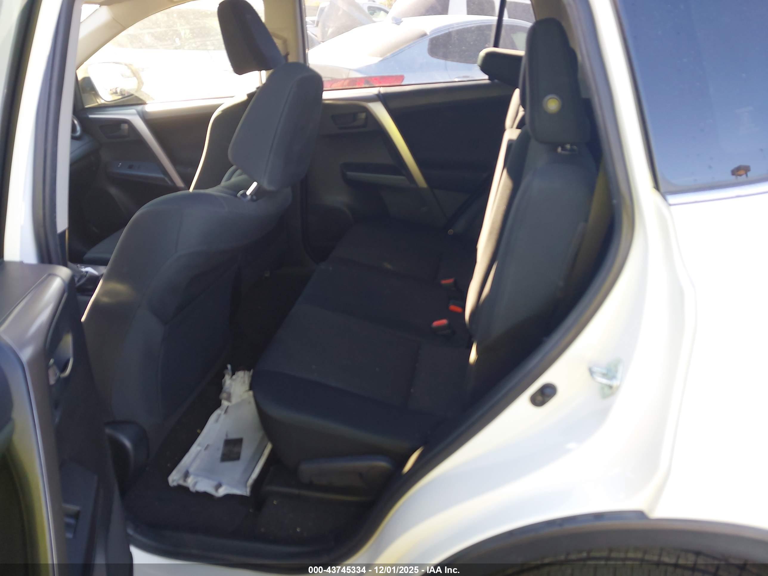 TOYOTA RAV4 image 8