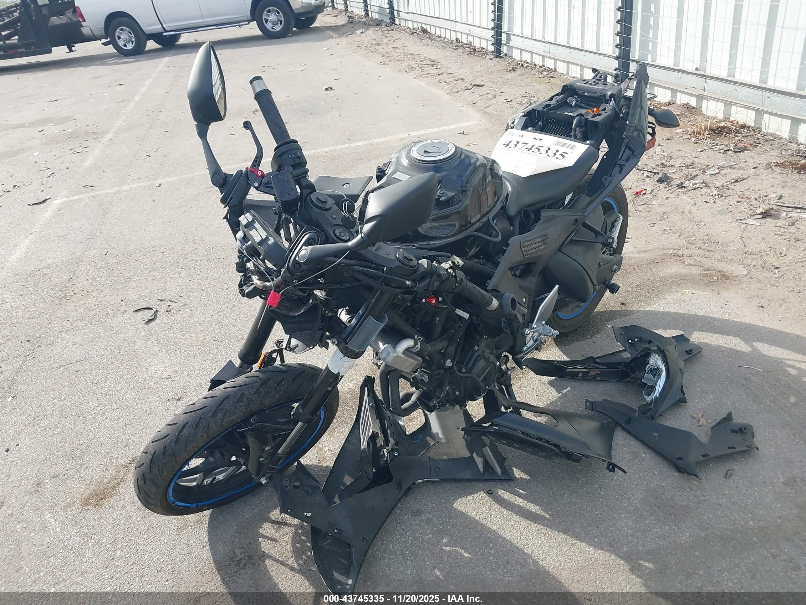 YAMAHA YZFR3 image 2