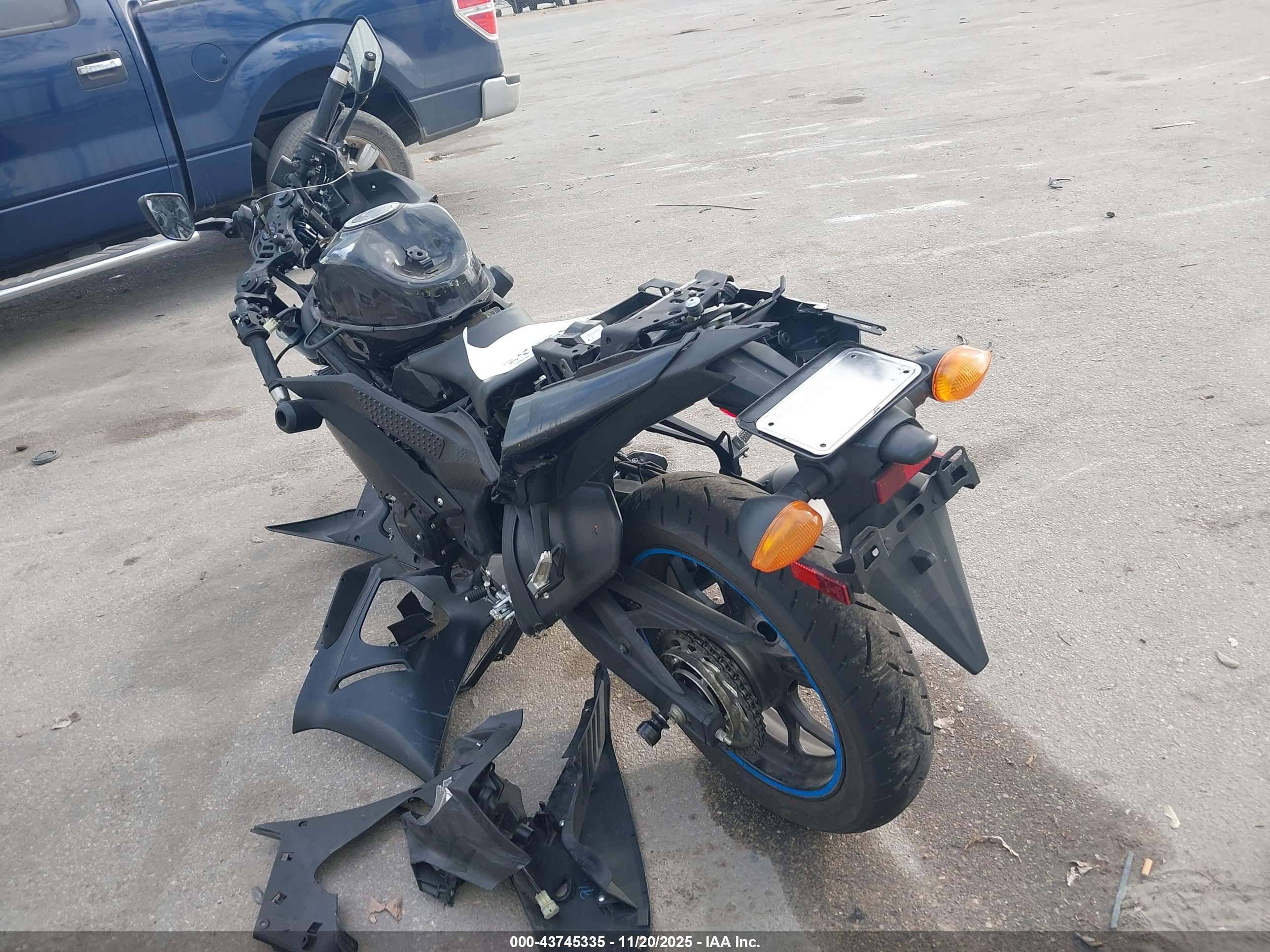 YAMAHA YZFR3 image 3