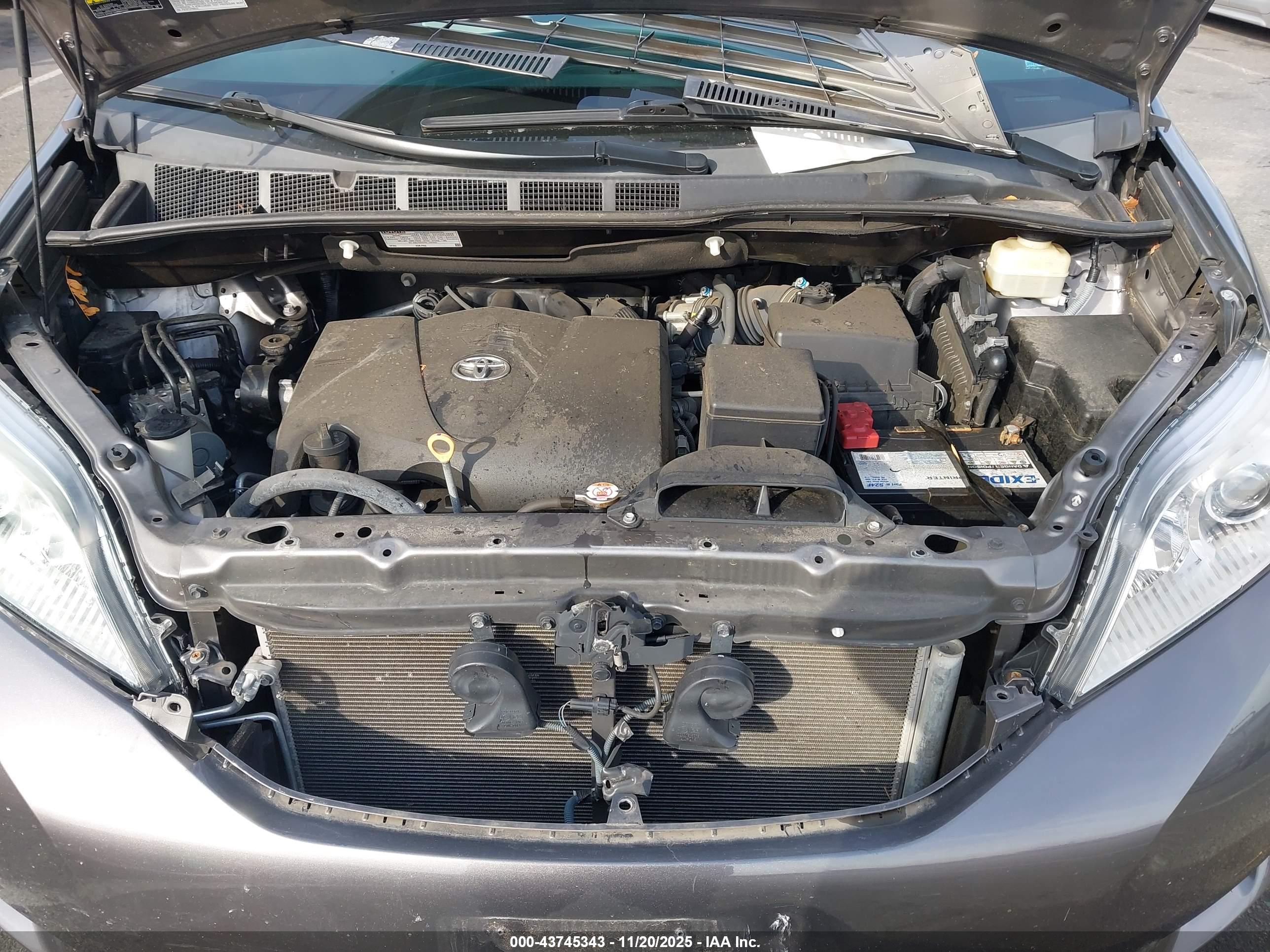 TOYOTA SIENNA image 10