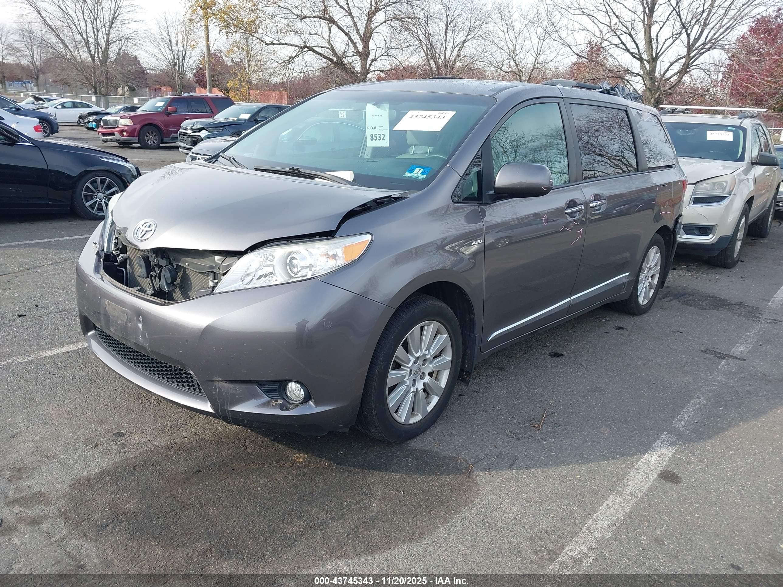 TOYOTA SIENNA image 2