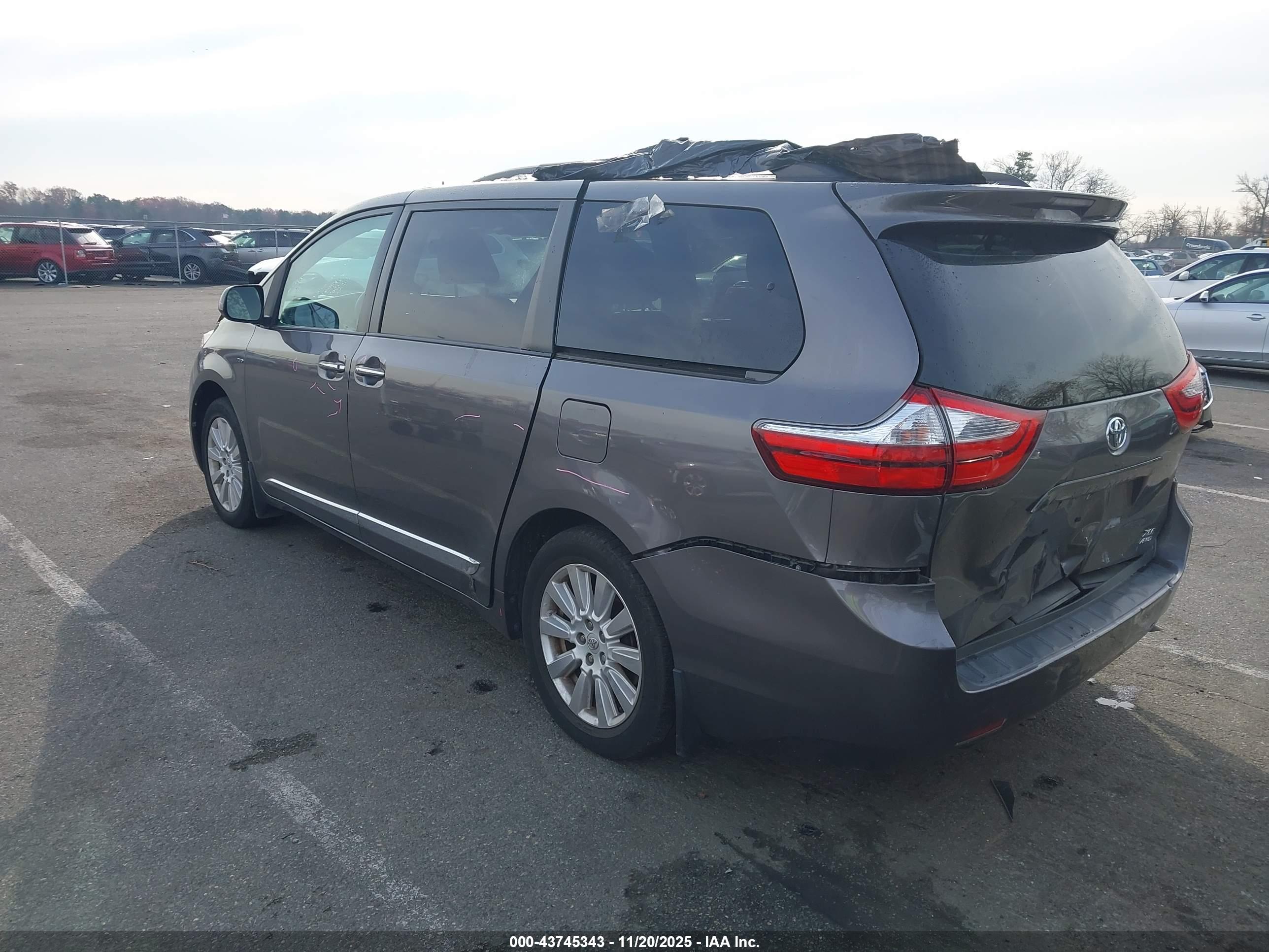 TOYOTA SIENNA image 3