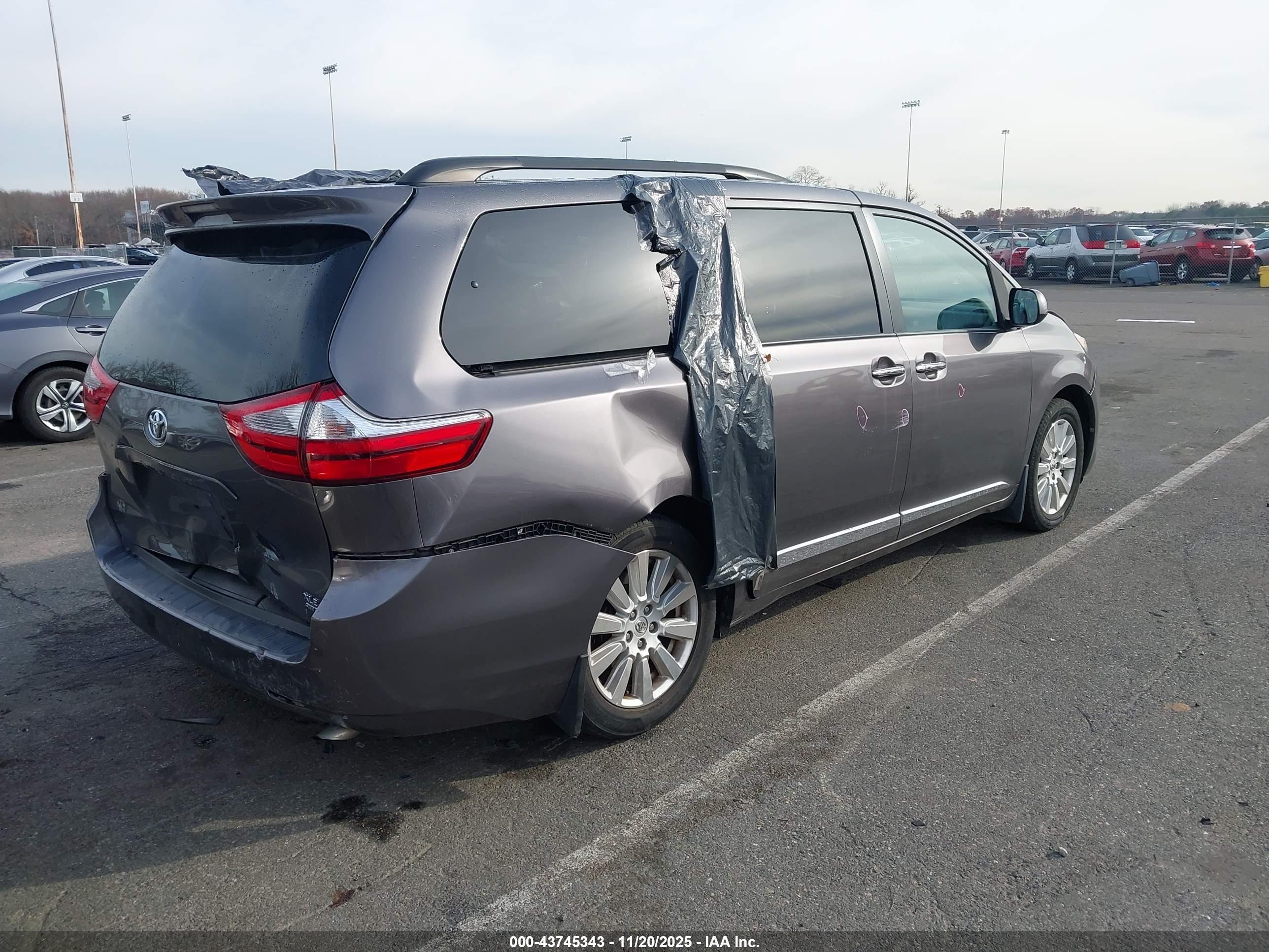 TOYOTA SIENNA image 4