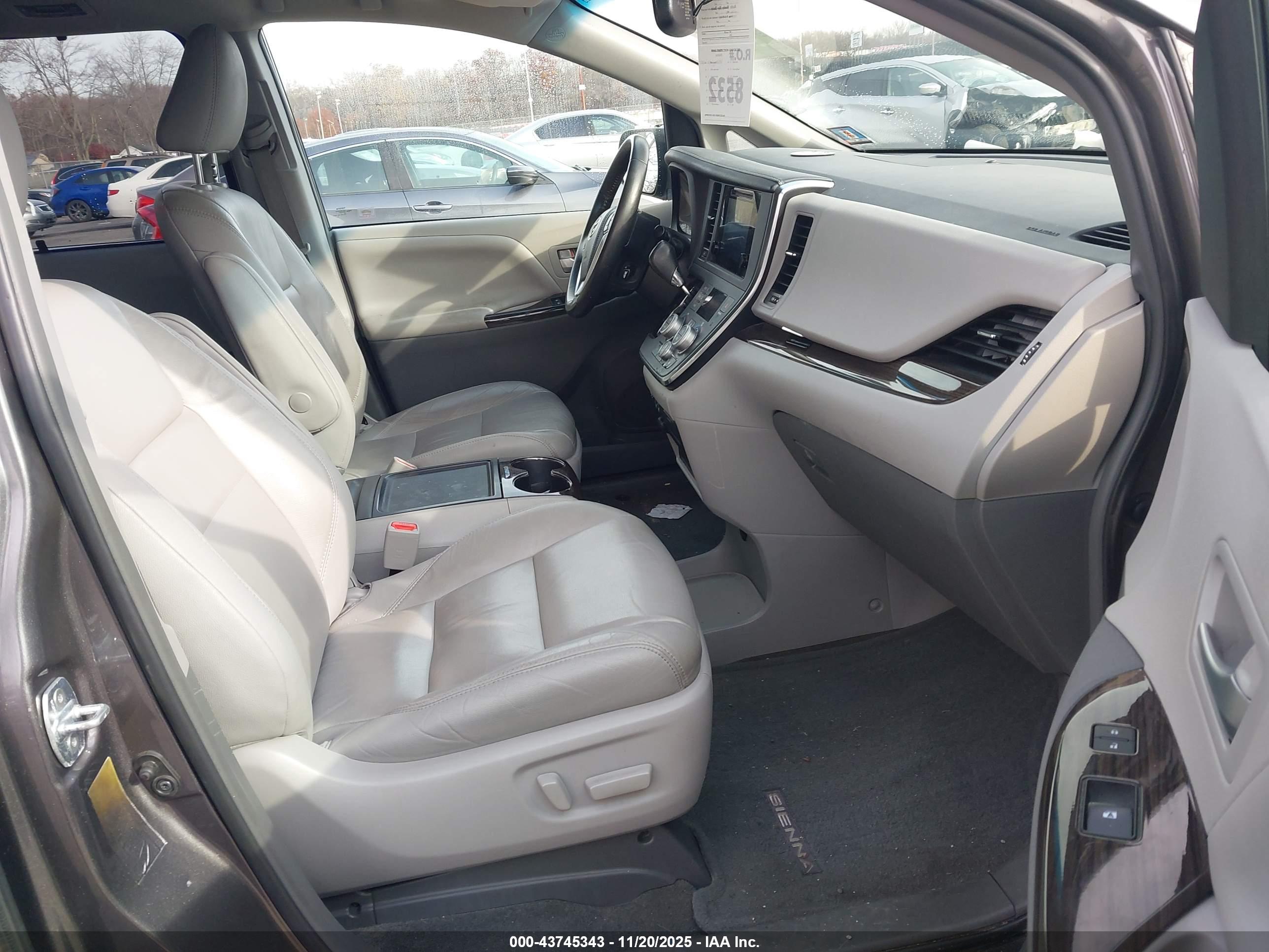 TOYOTA SIENNA image 5
