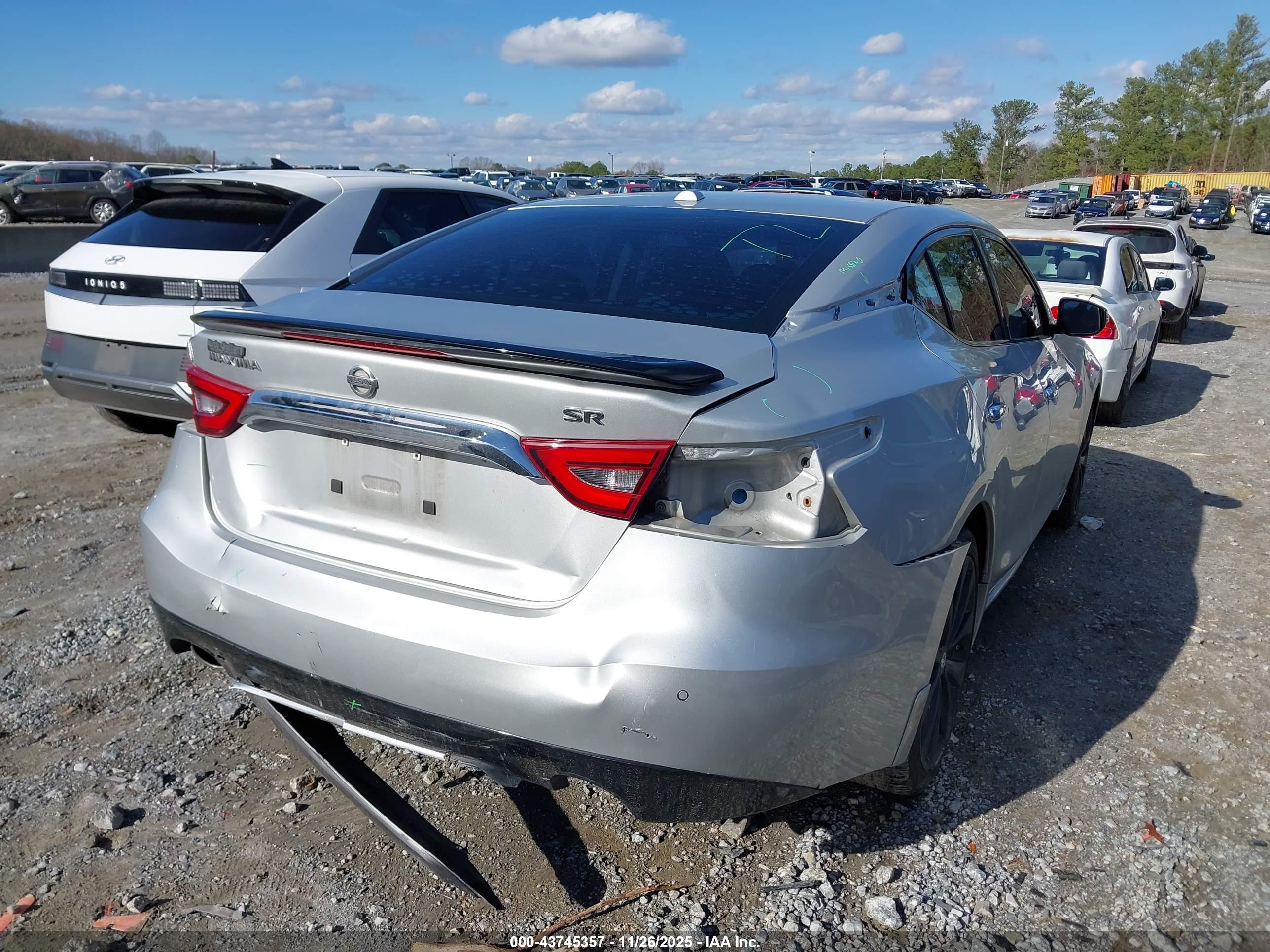NISSAN MAXIMA image 4