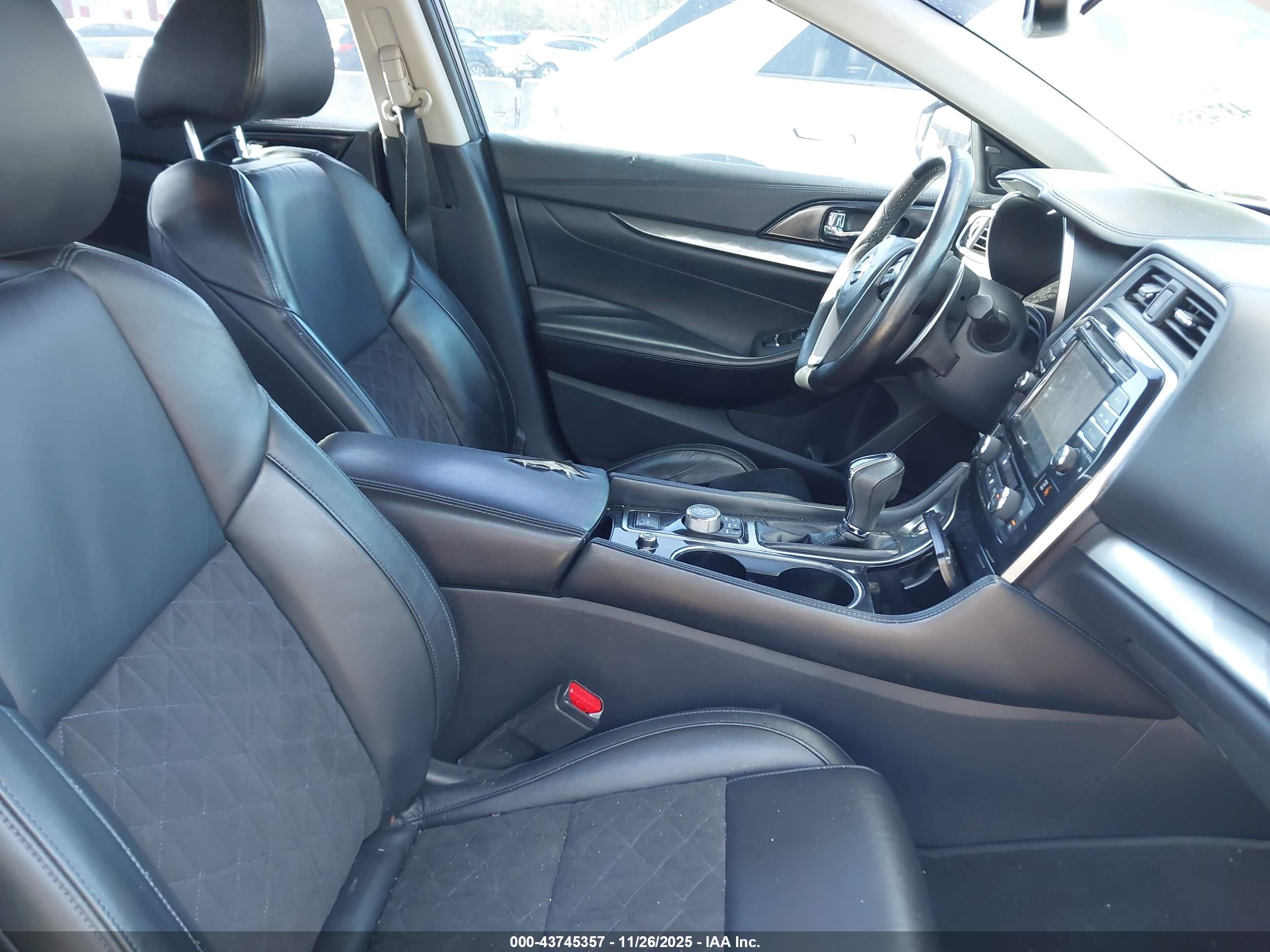 NISSAN MAXIMA image 5