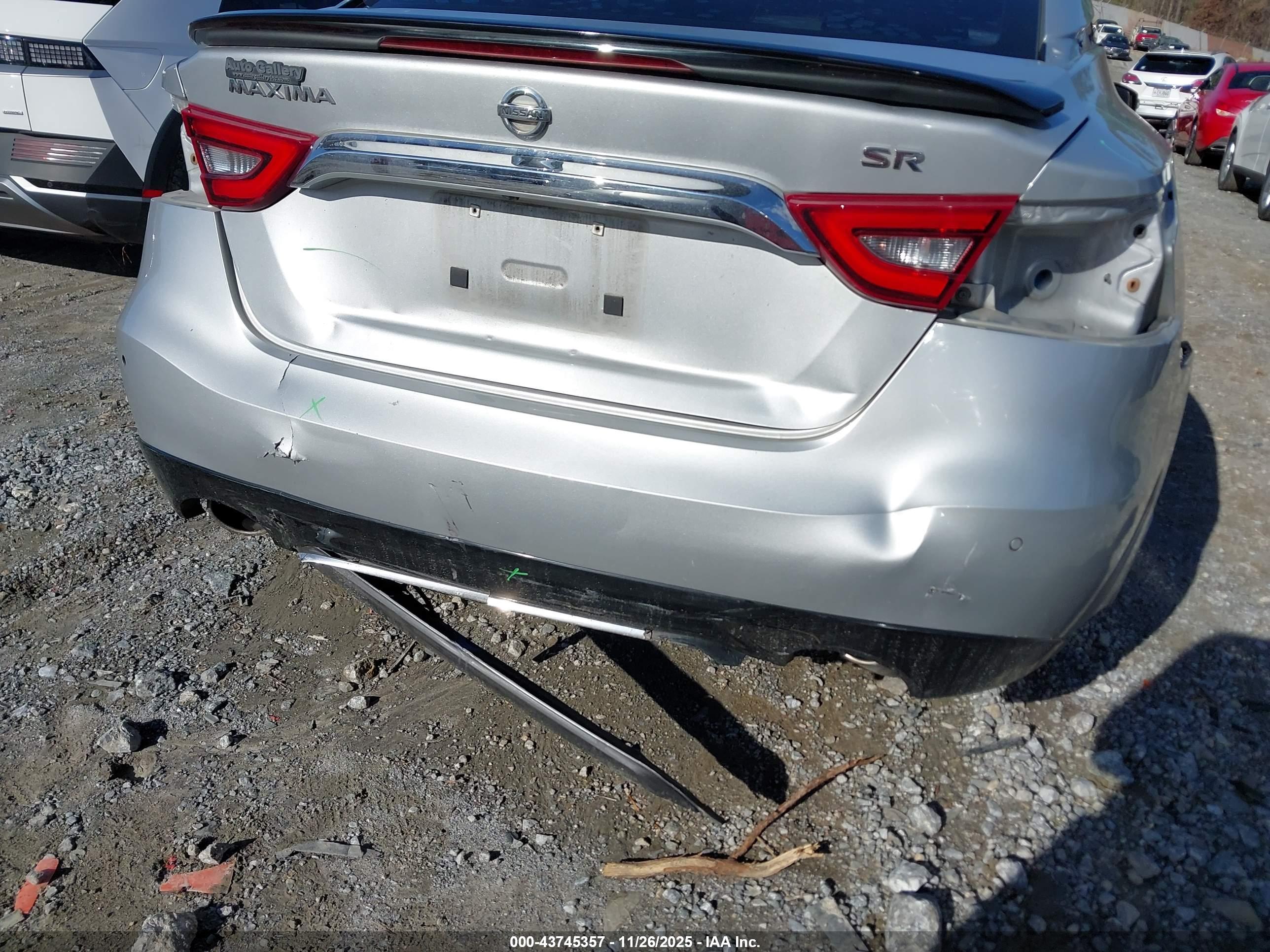 NISSAN MAXIMA image 6