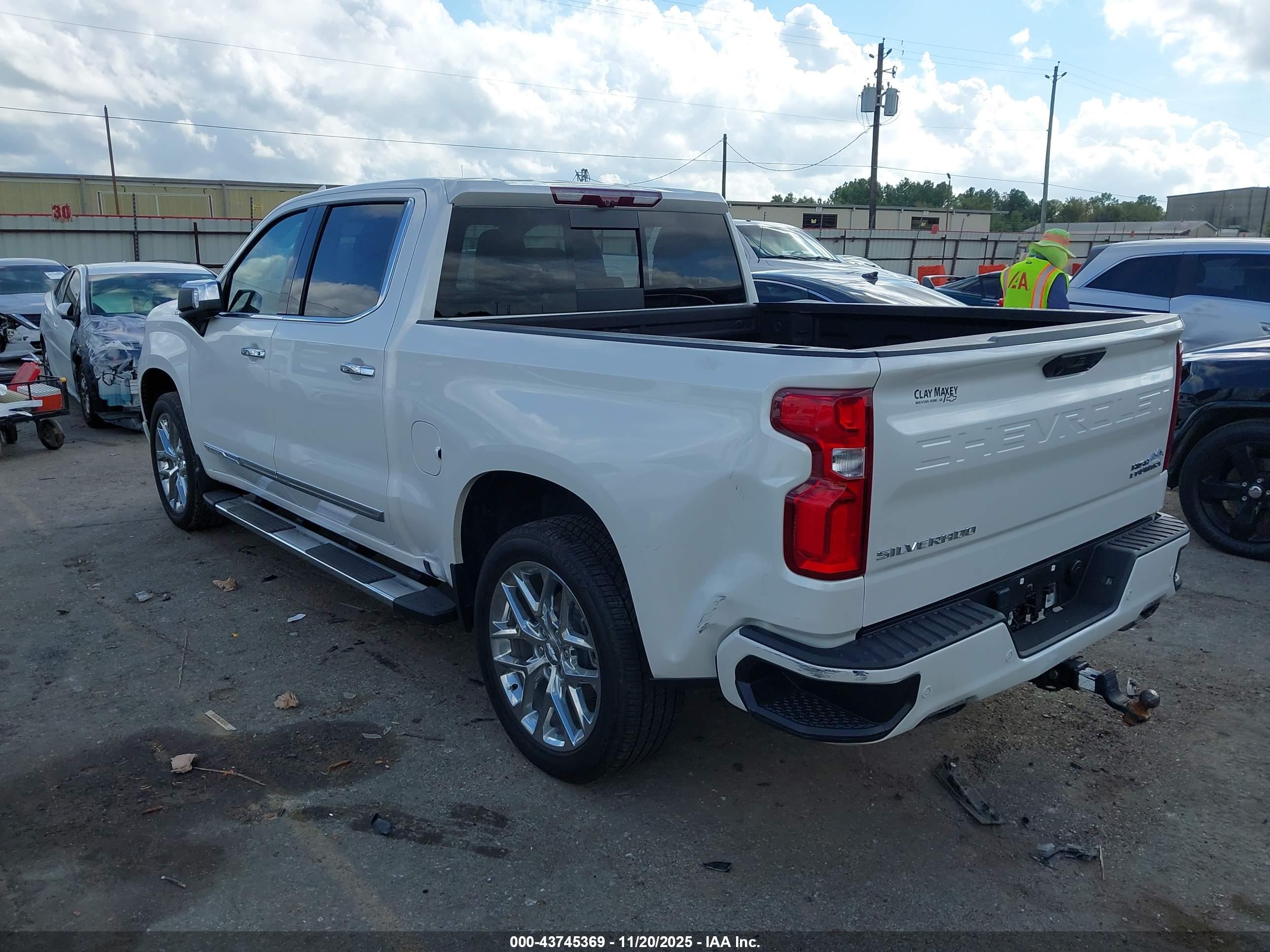 CHEVROLET SILVERADO image 3