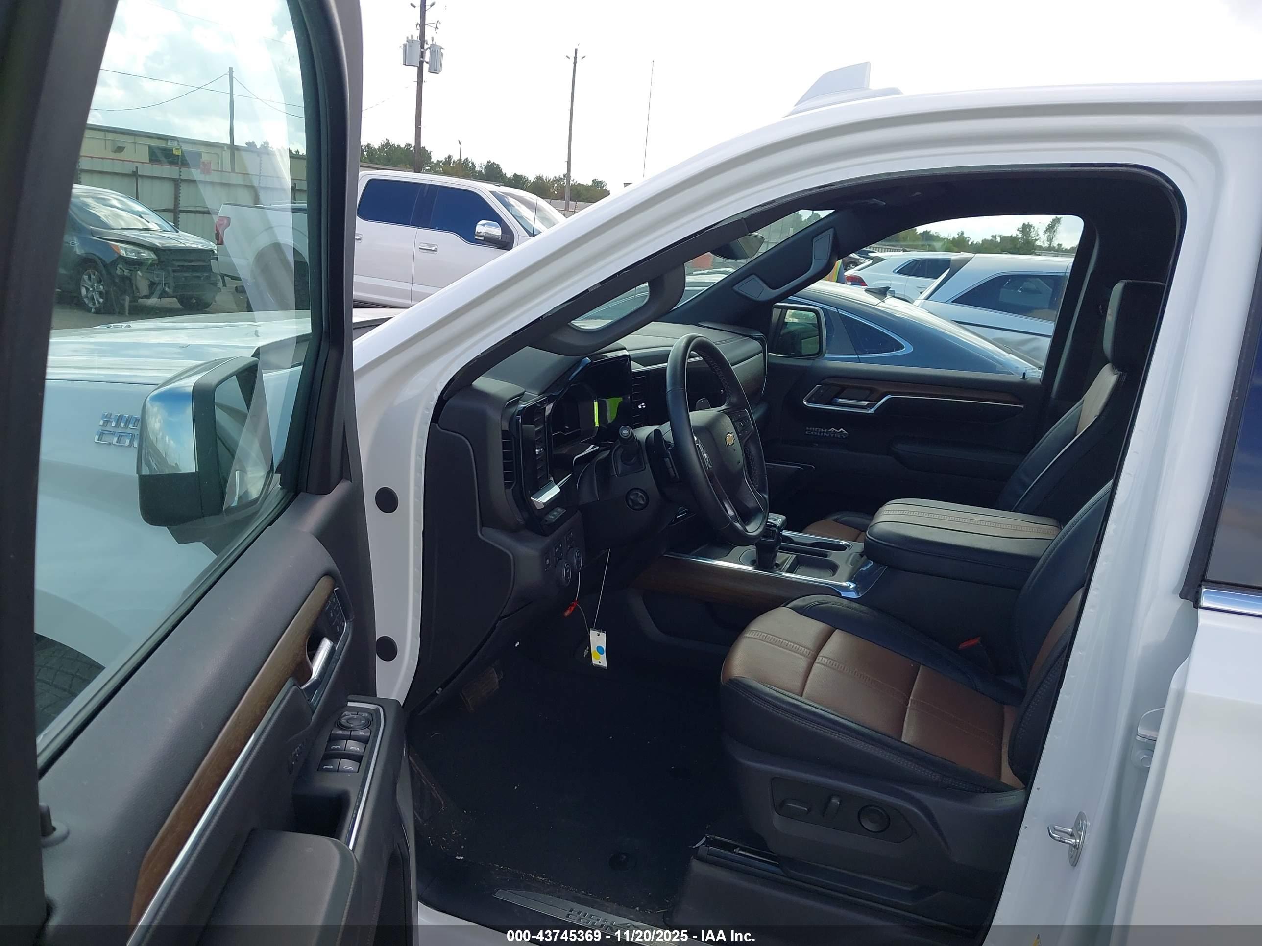 CHEVROLET SILVERADO image 5