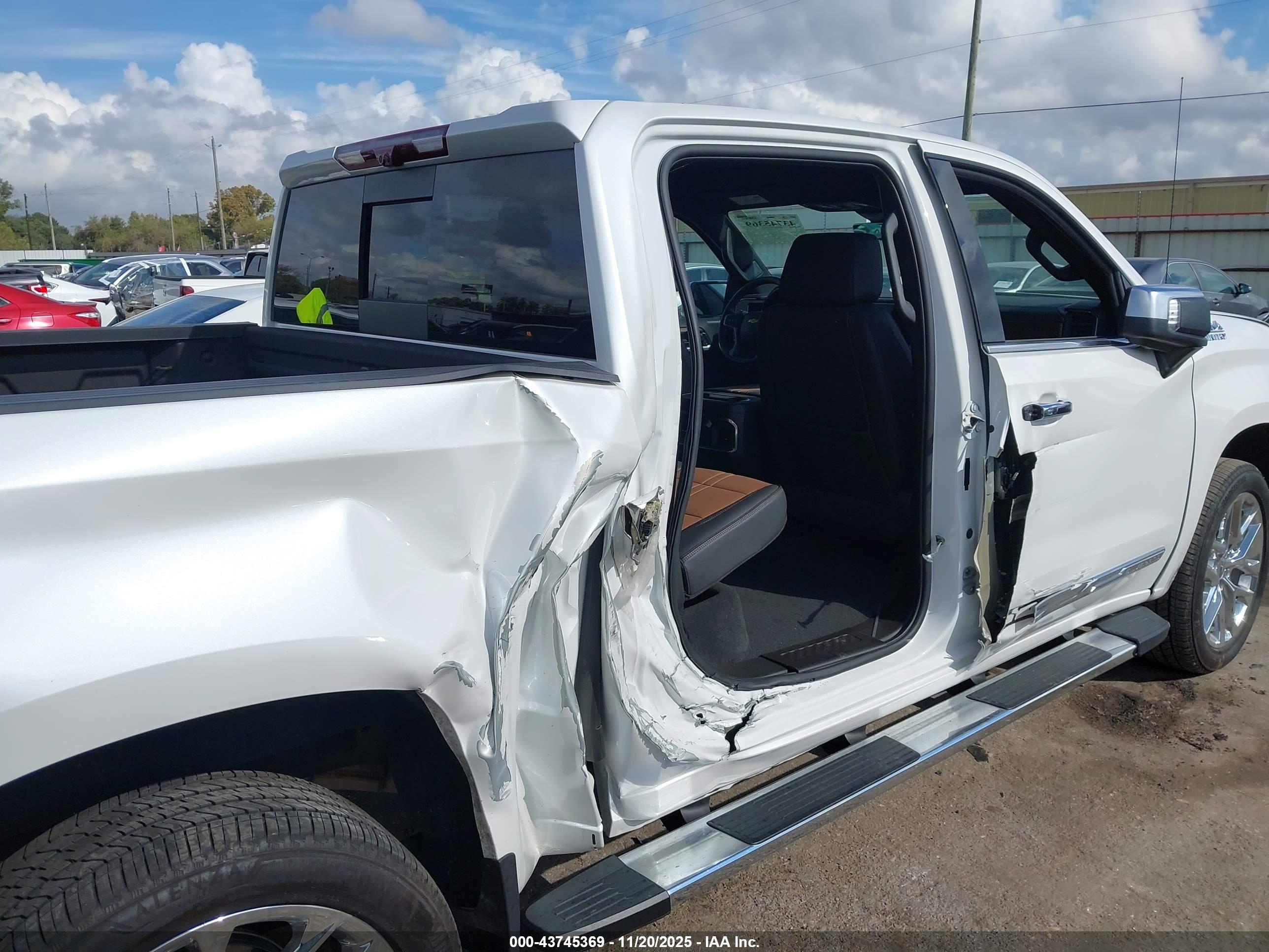 CHEVROLET SILVERADO image 6