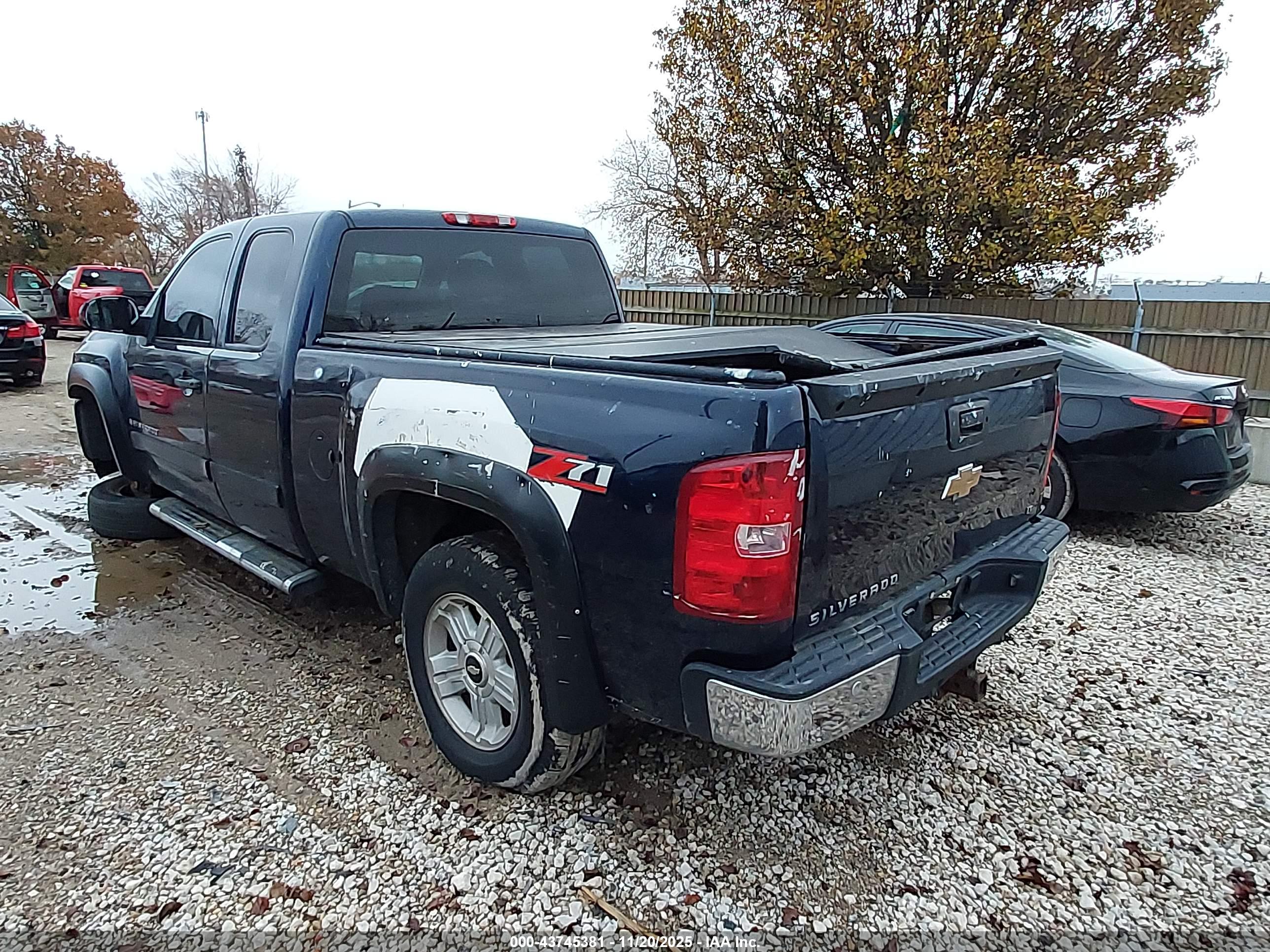 CHEVROLET SILVERADO image 3