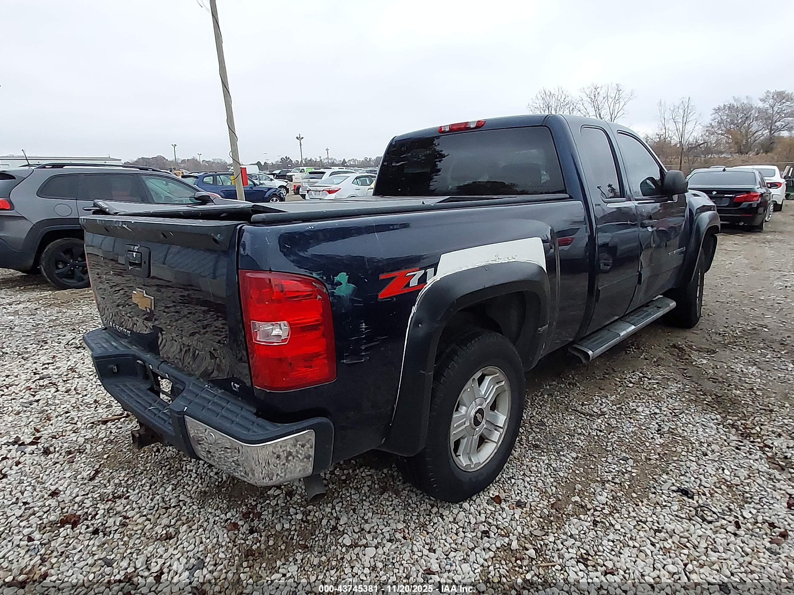 CHEVROLET SILVERADO image 4