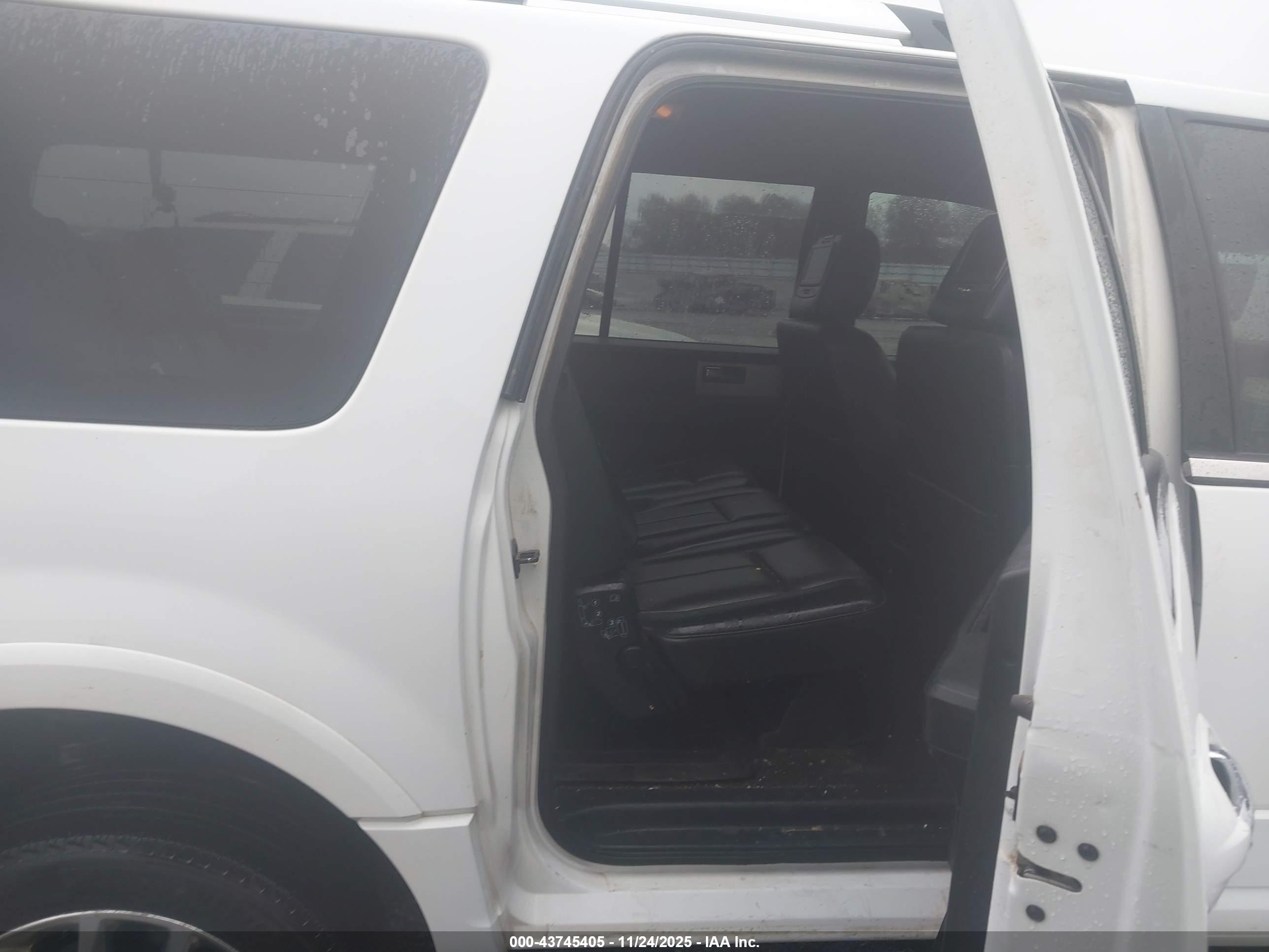 FORD EXPEDITION image 8