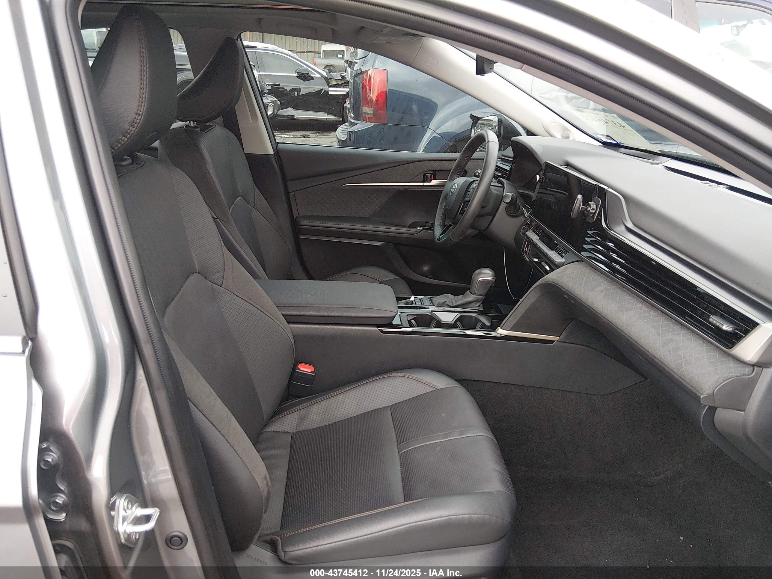 TOYOTA CAMRY image 5