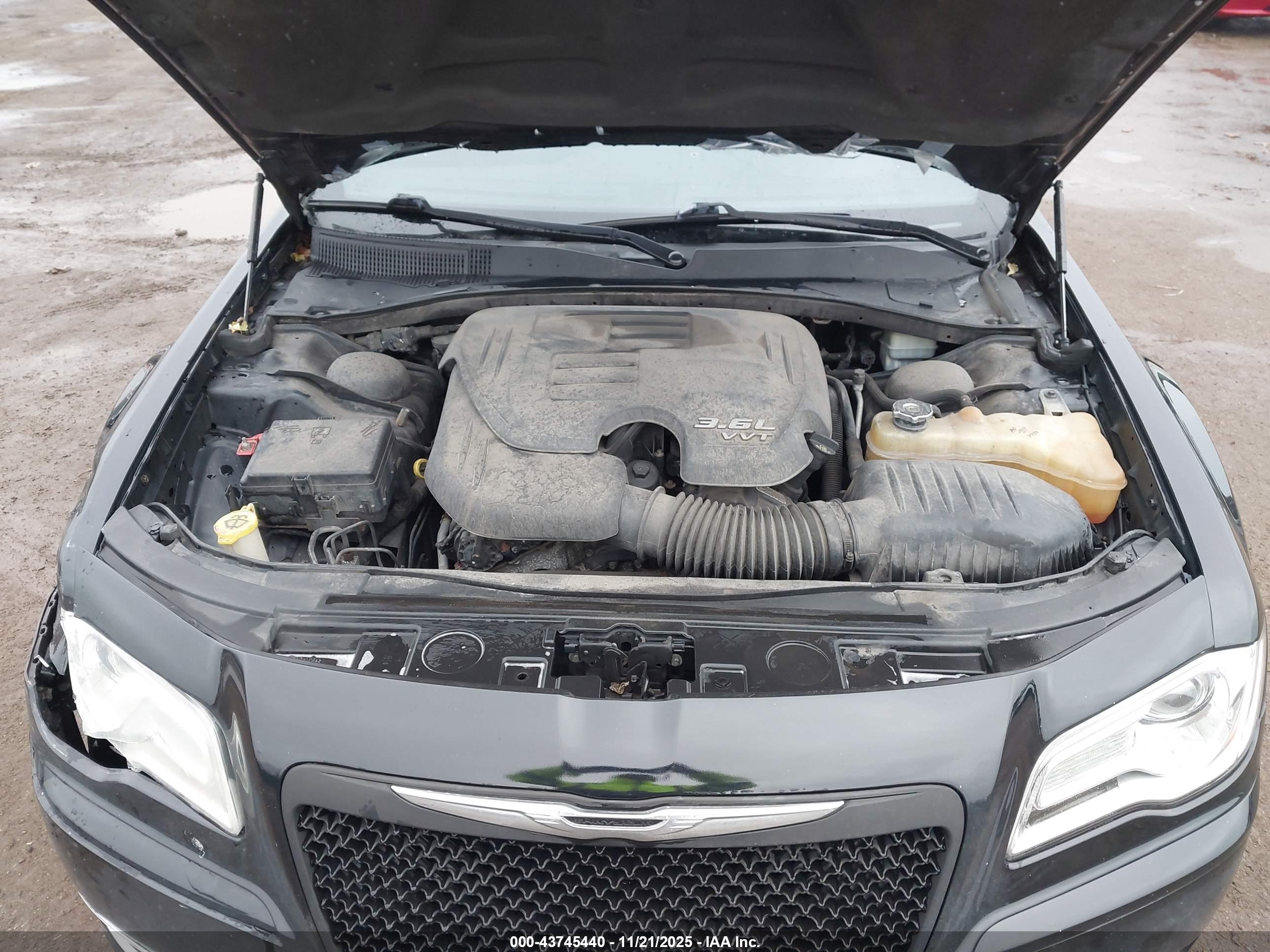 CHRYSLER 300 image 10