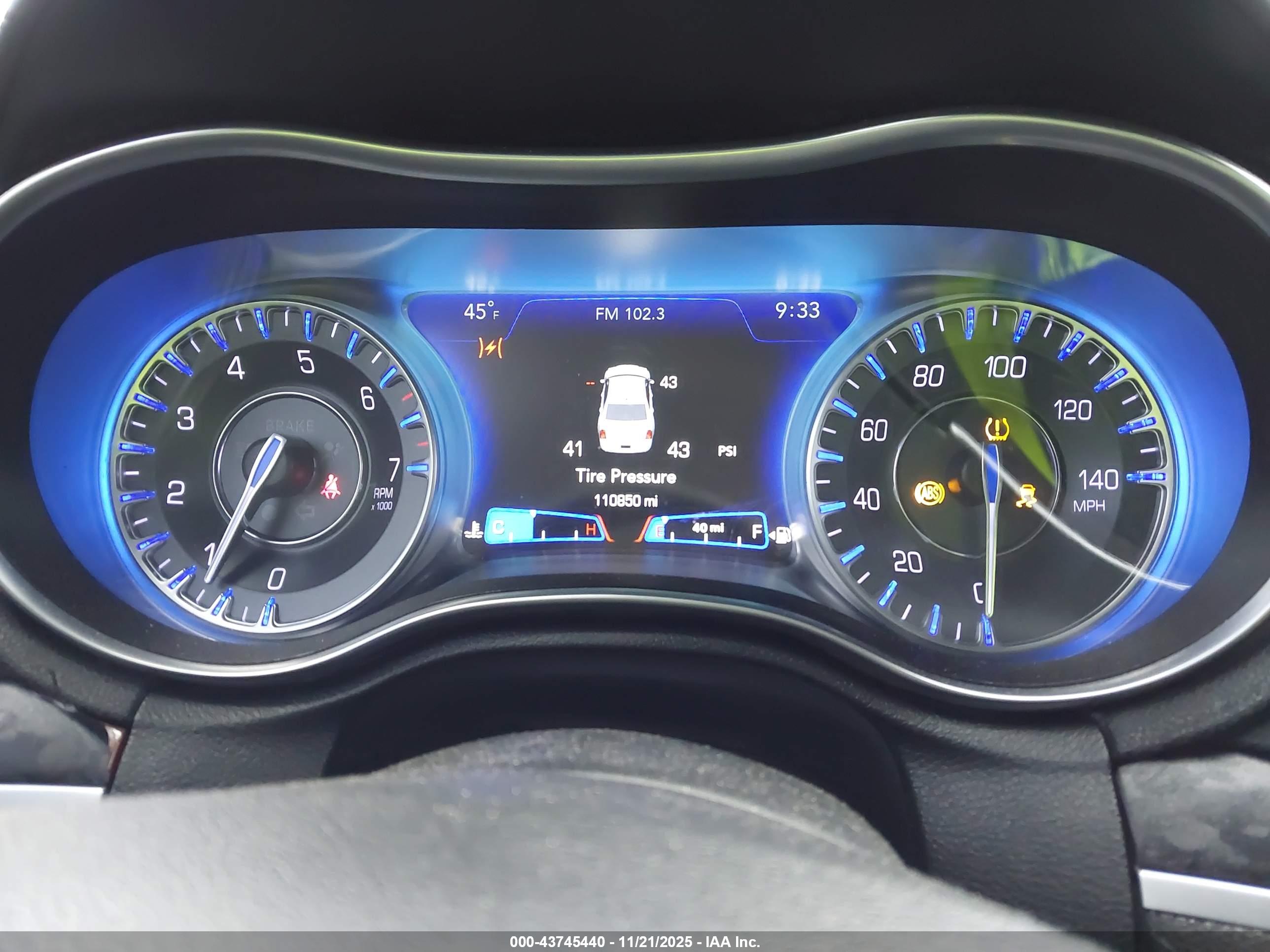 CHRYSLER 300 image 7