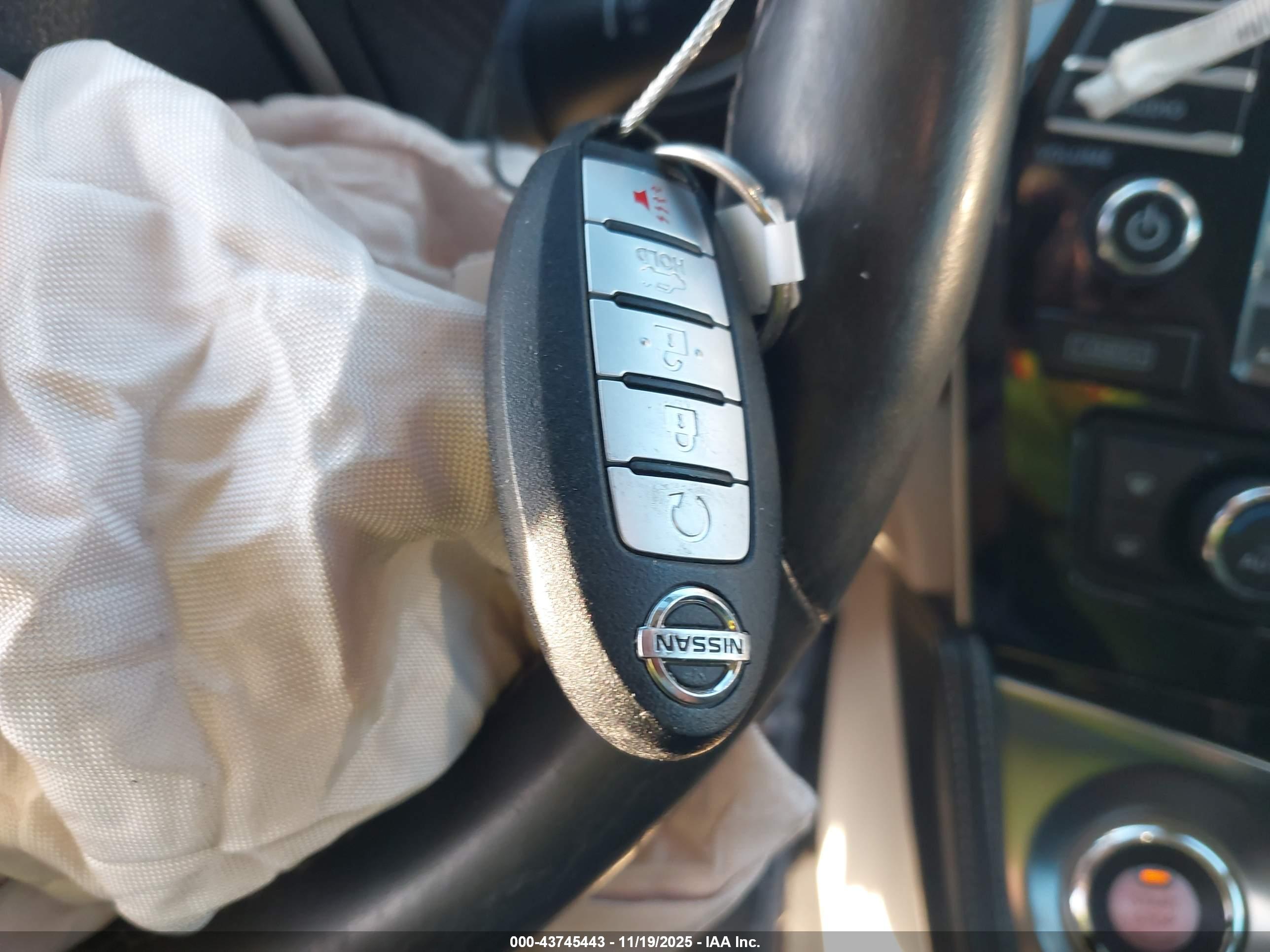 NISSAN MAXIMA image 11