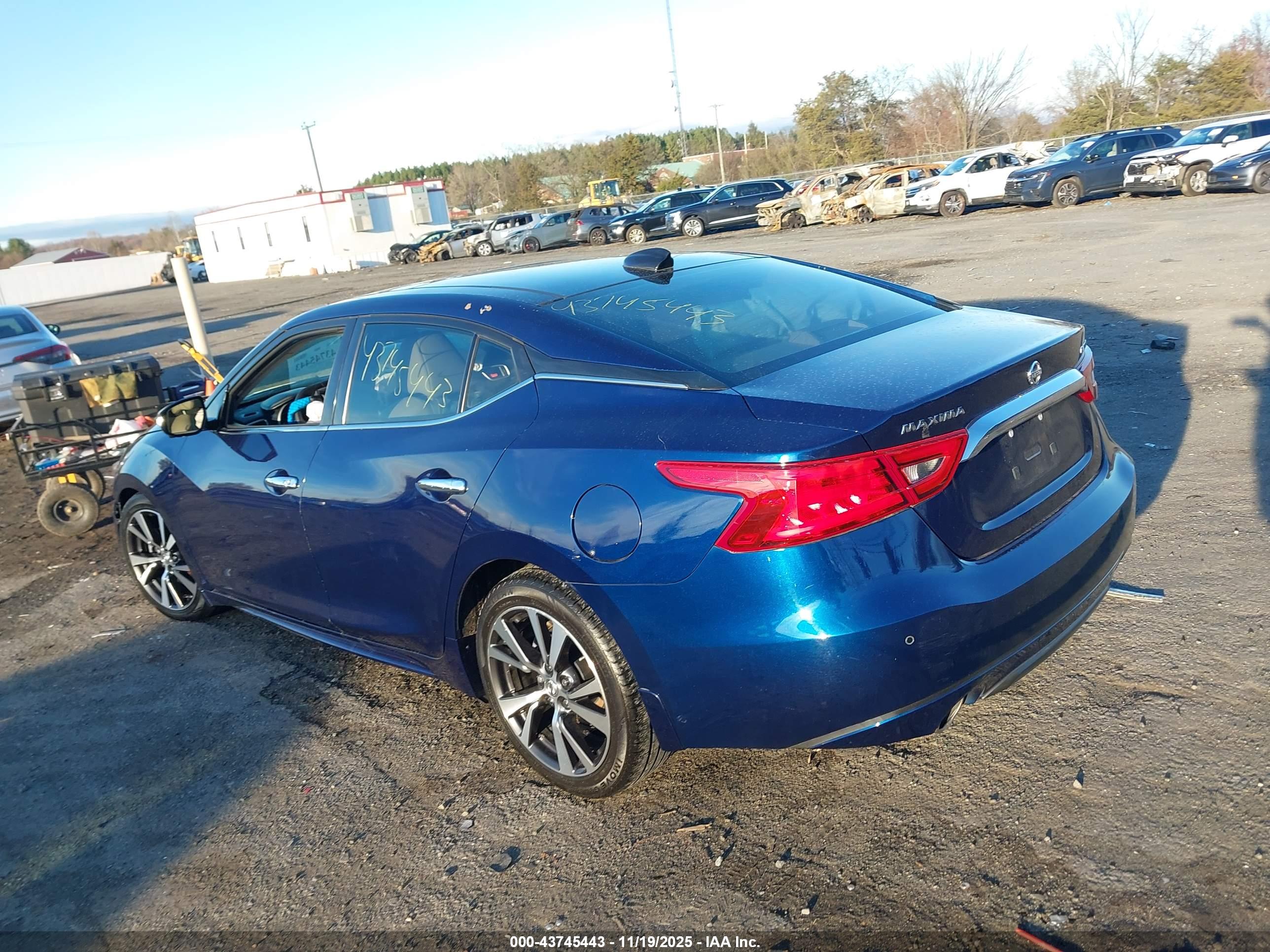 NISSAN MAXIMA image 3