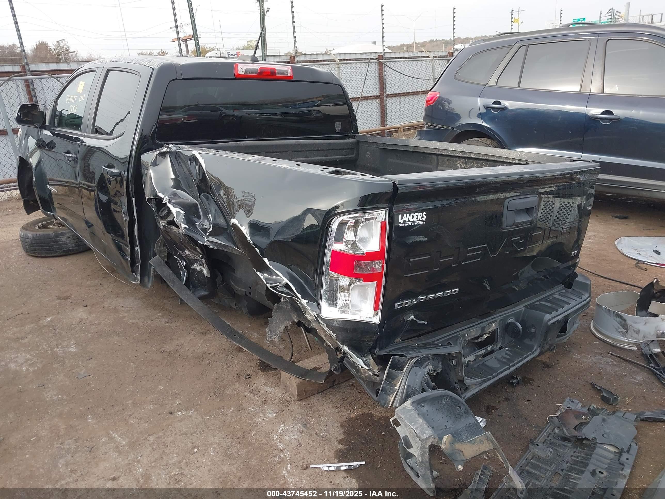 CHEVROLET COLORADO image 3