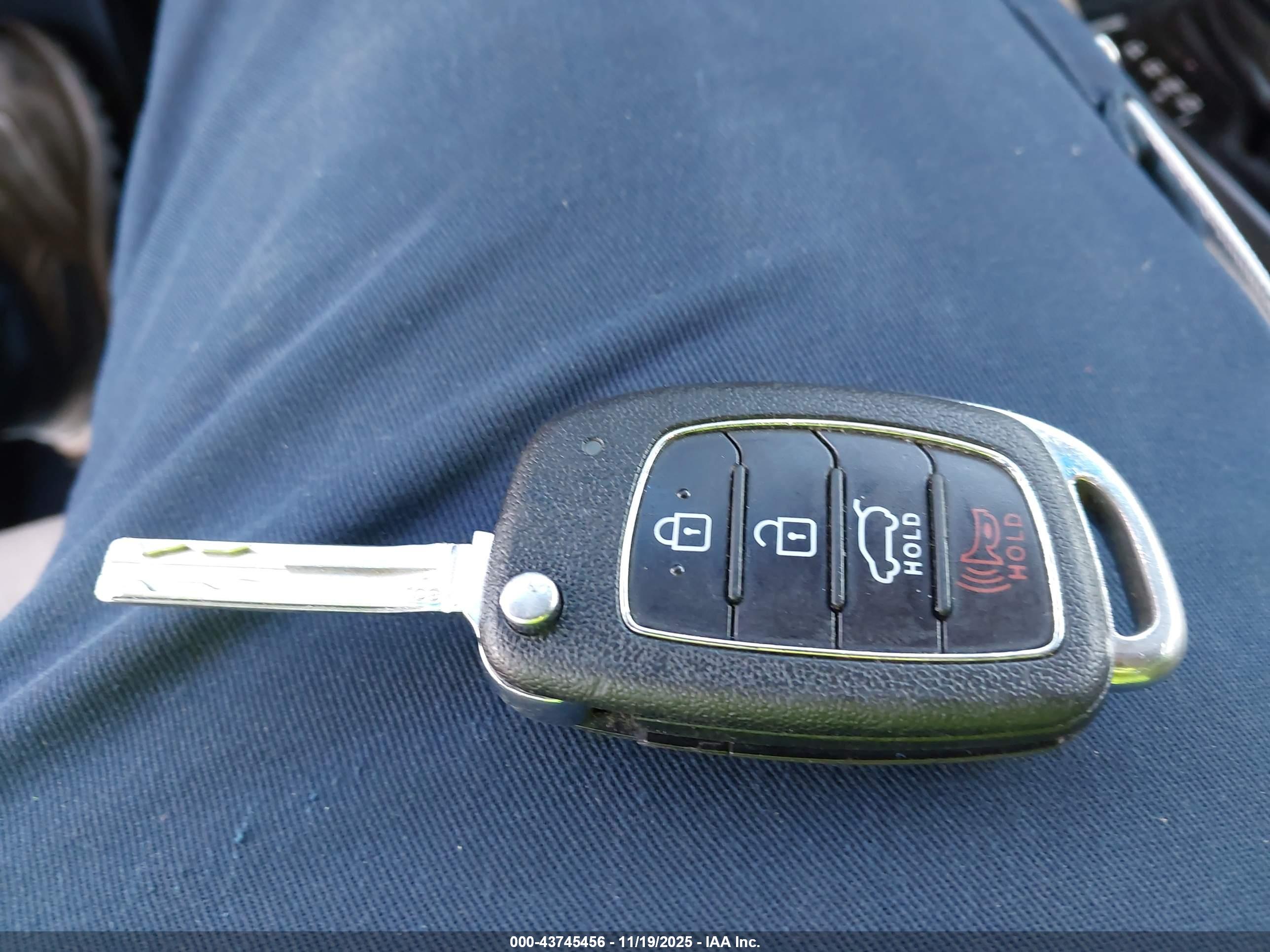 HYUNDAI TUCSON image 11