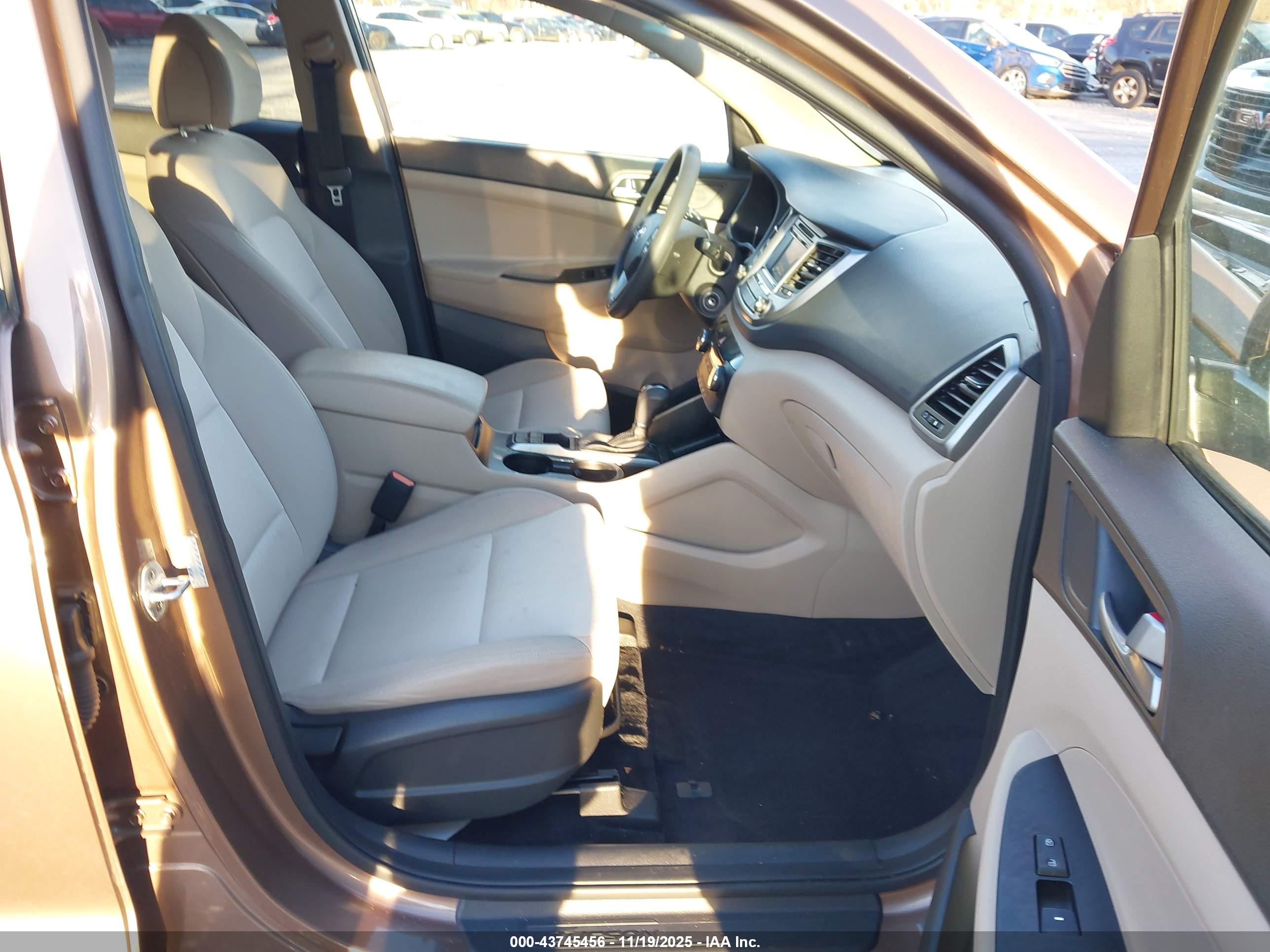 HYUNDAI TUCSON image 5