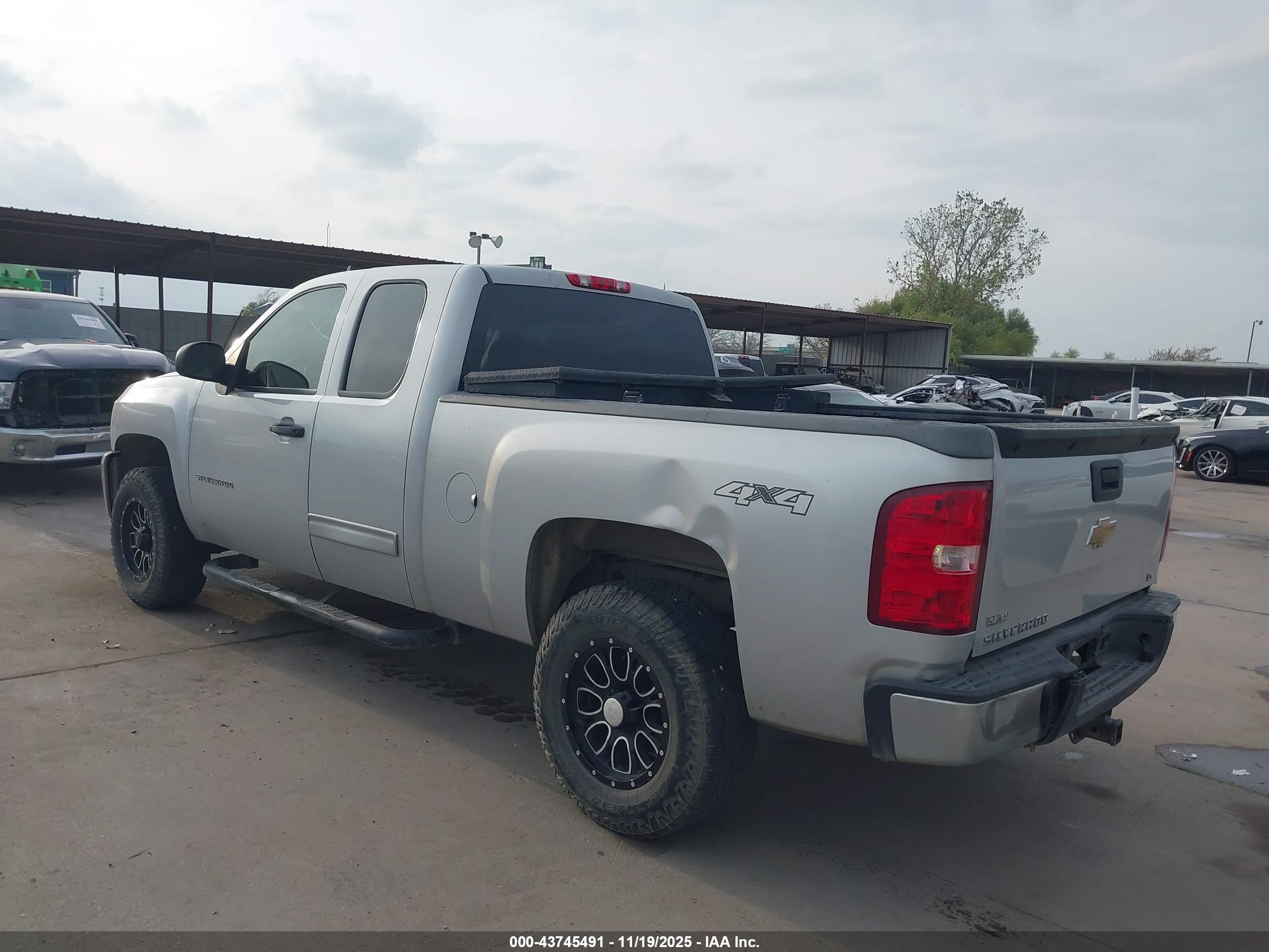 CHEVROLET SILVERADO image 3