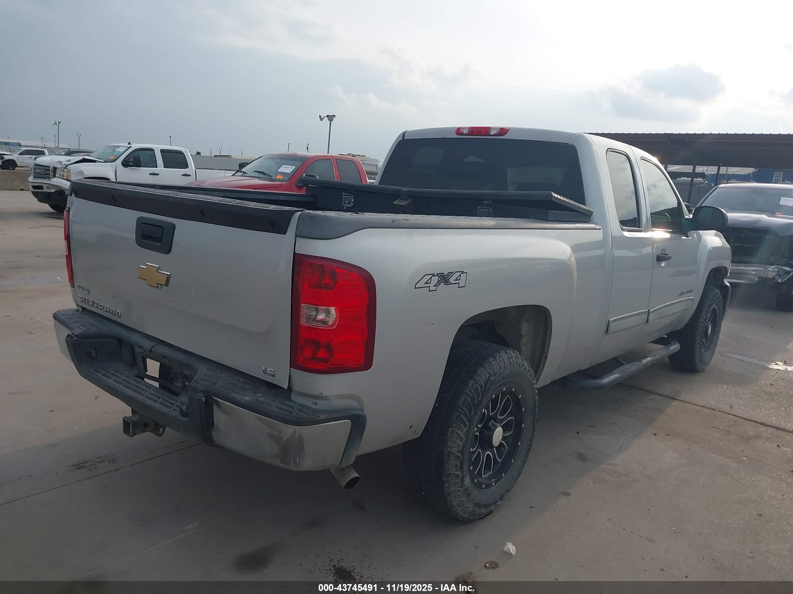 CHEVROLET SILVERADO image 4