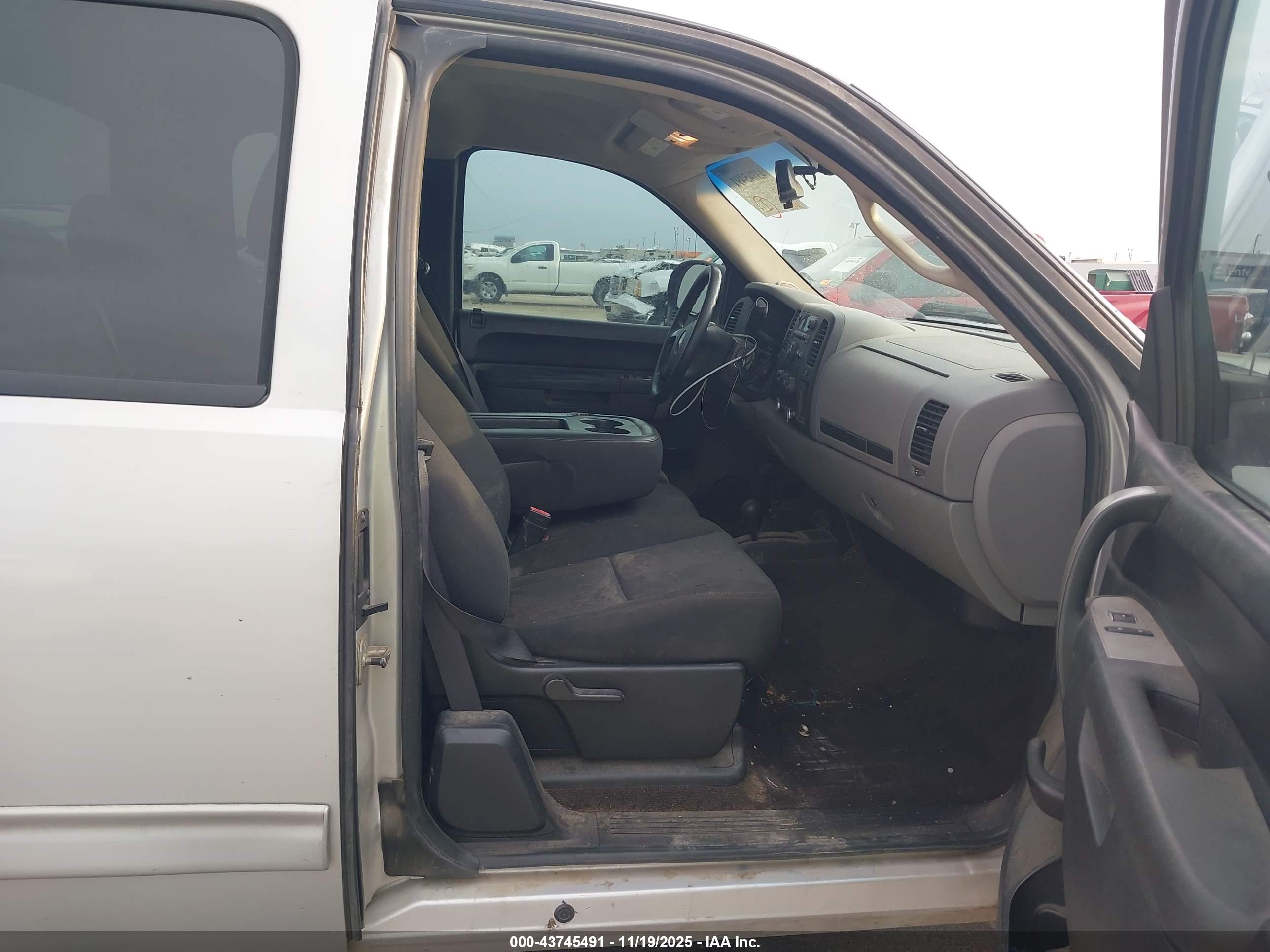 CHEVROLET SILVERADO image 5