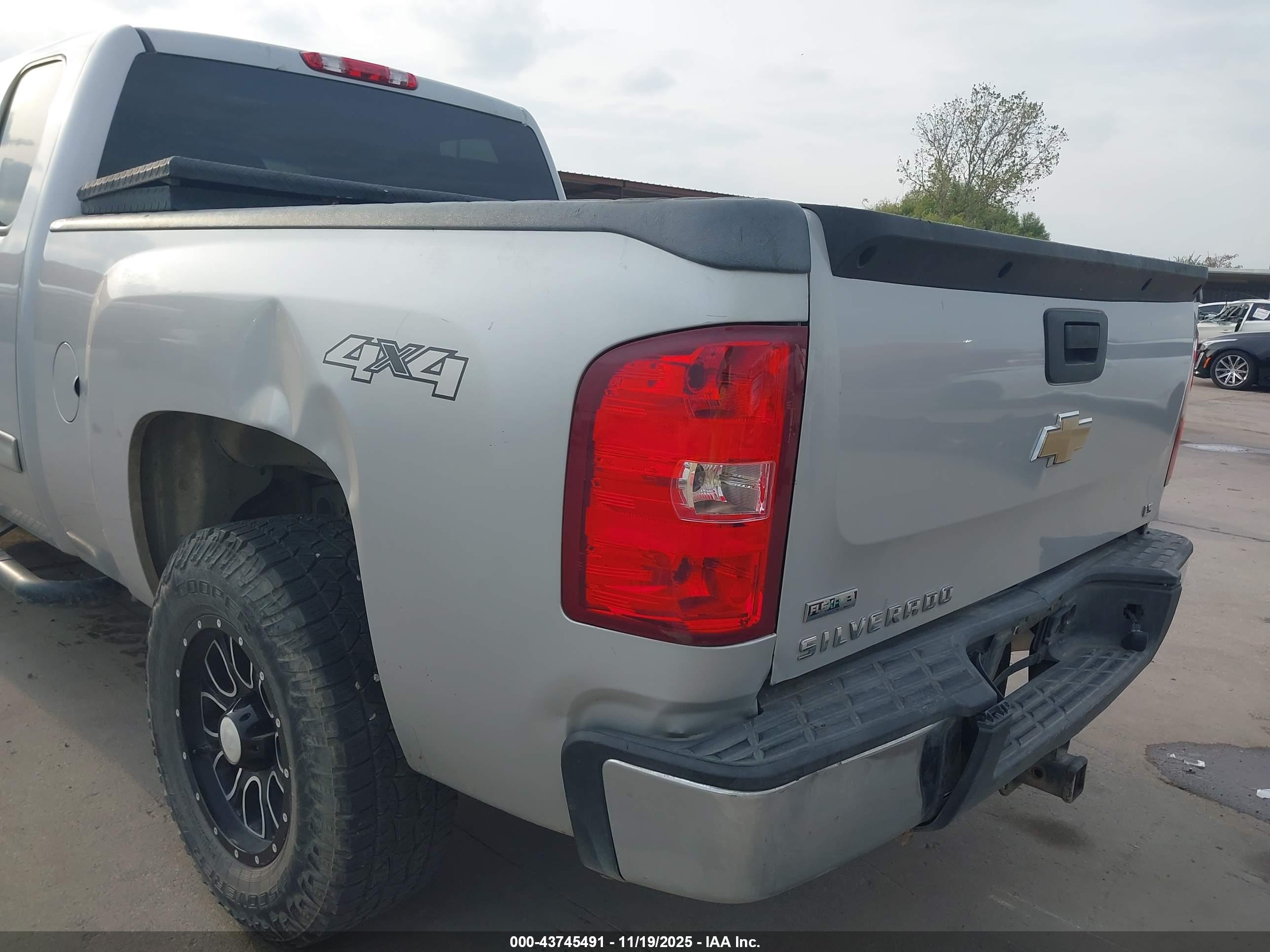 CHEVROLET SILVERADO image 6