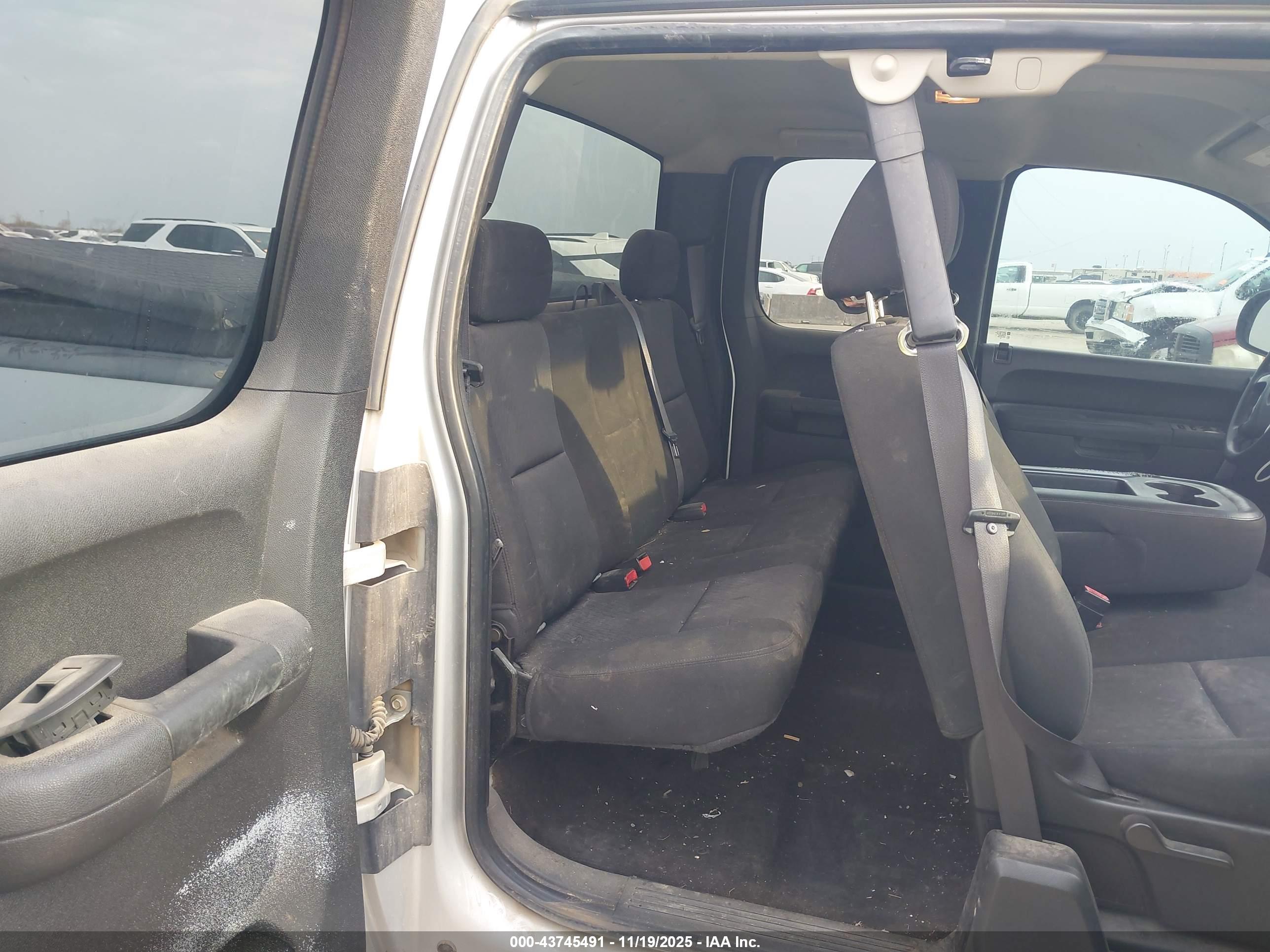 CHEVROLET SILVERADO image 8