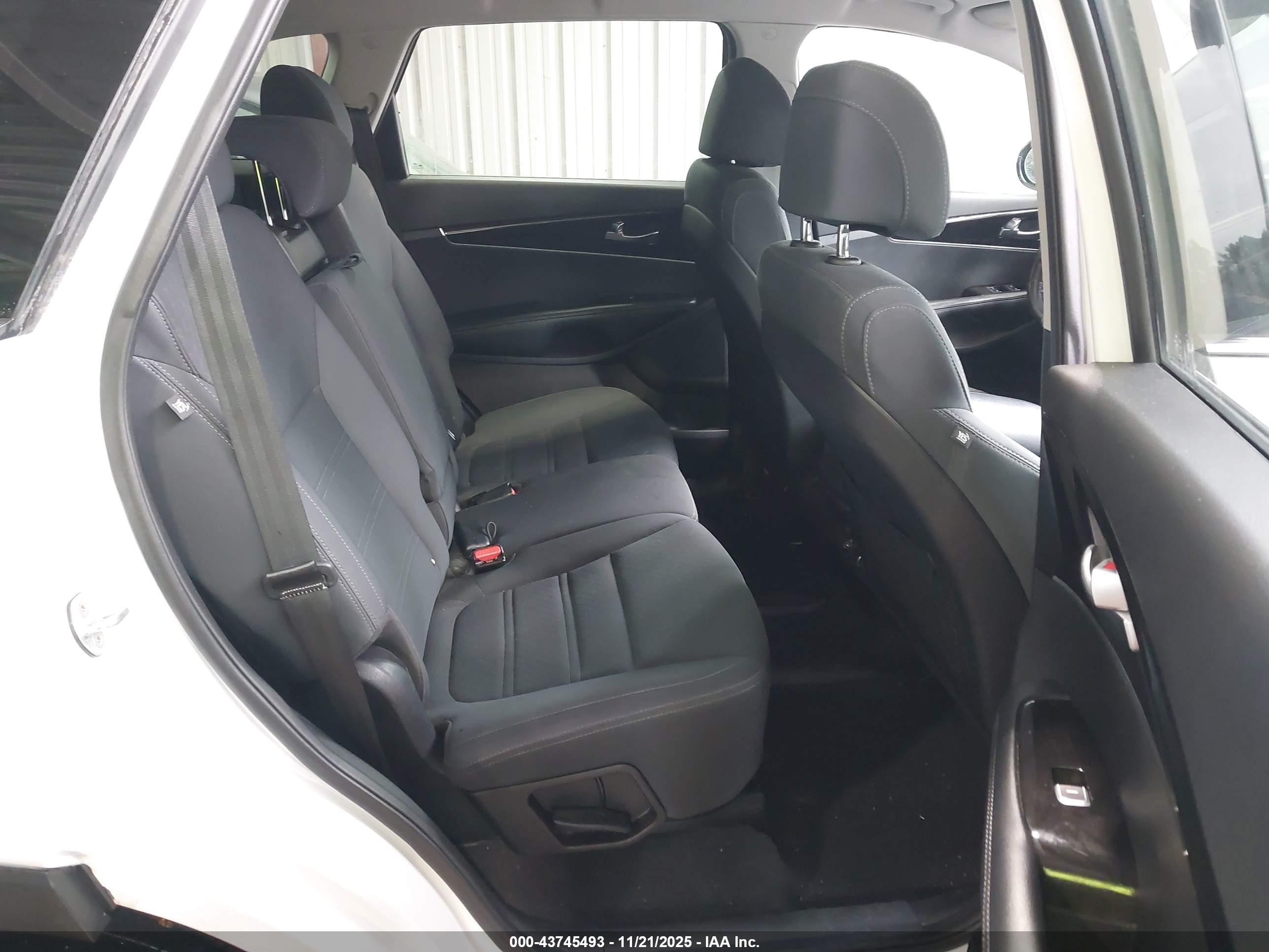 KIA SORENTO image 8