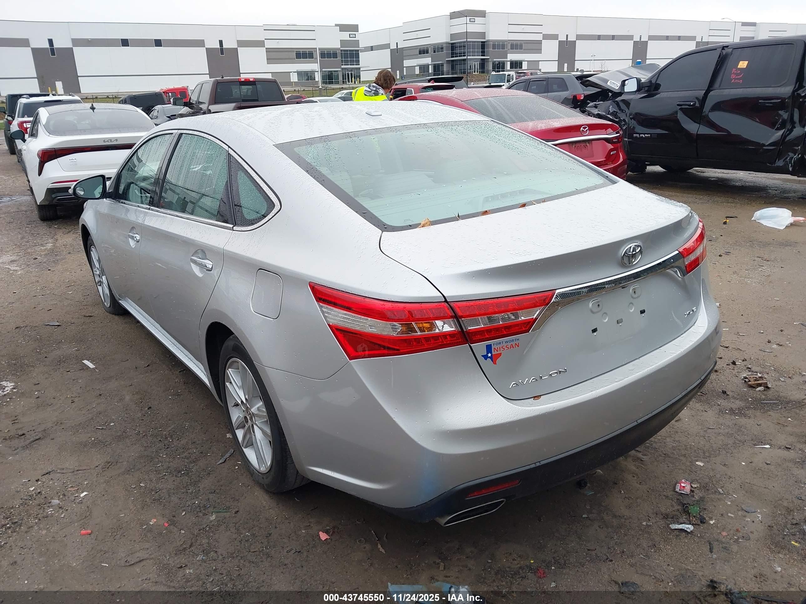 TOYOTA AVALON image 3