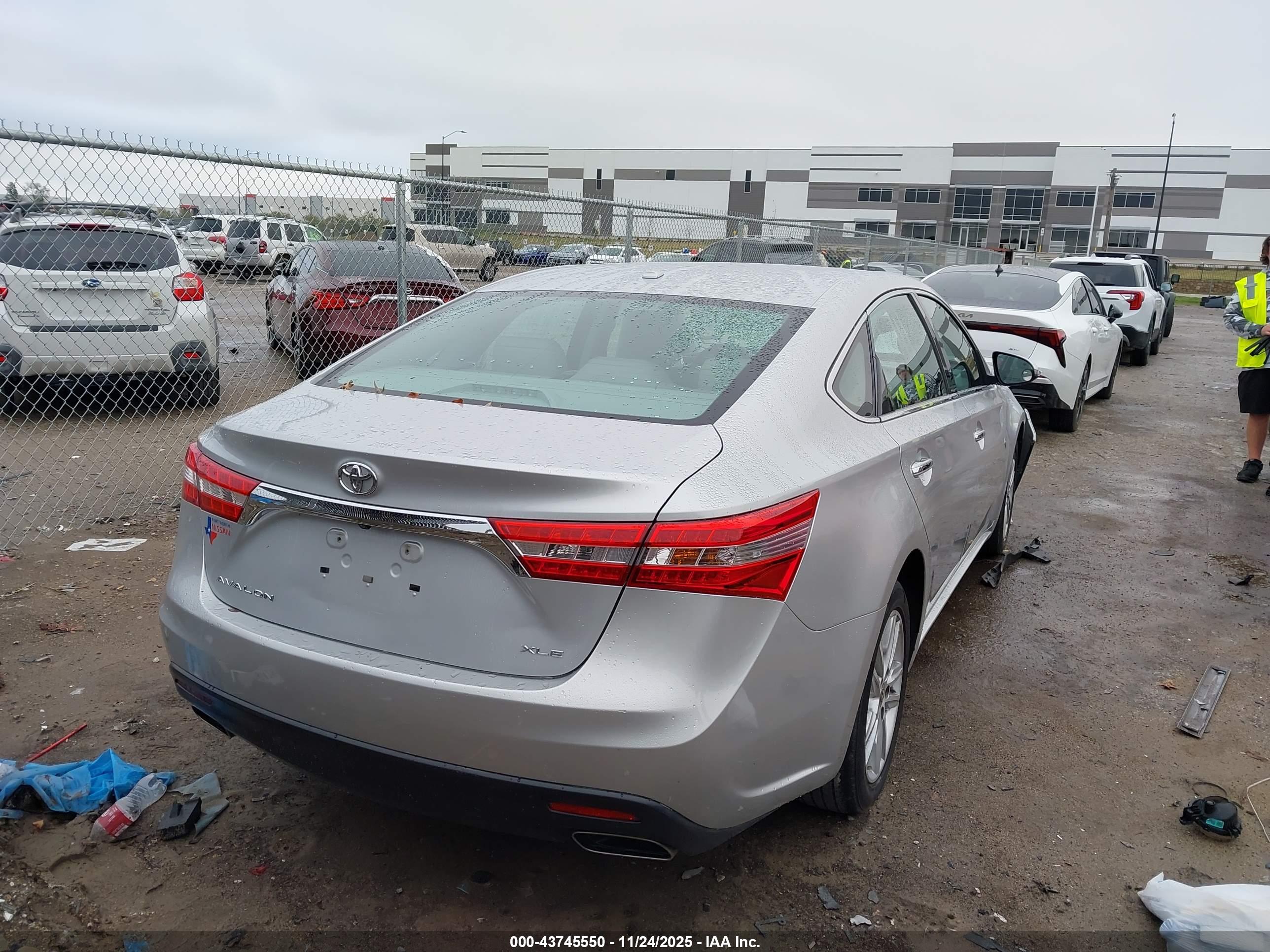 TOYOTA AVALON image 4