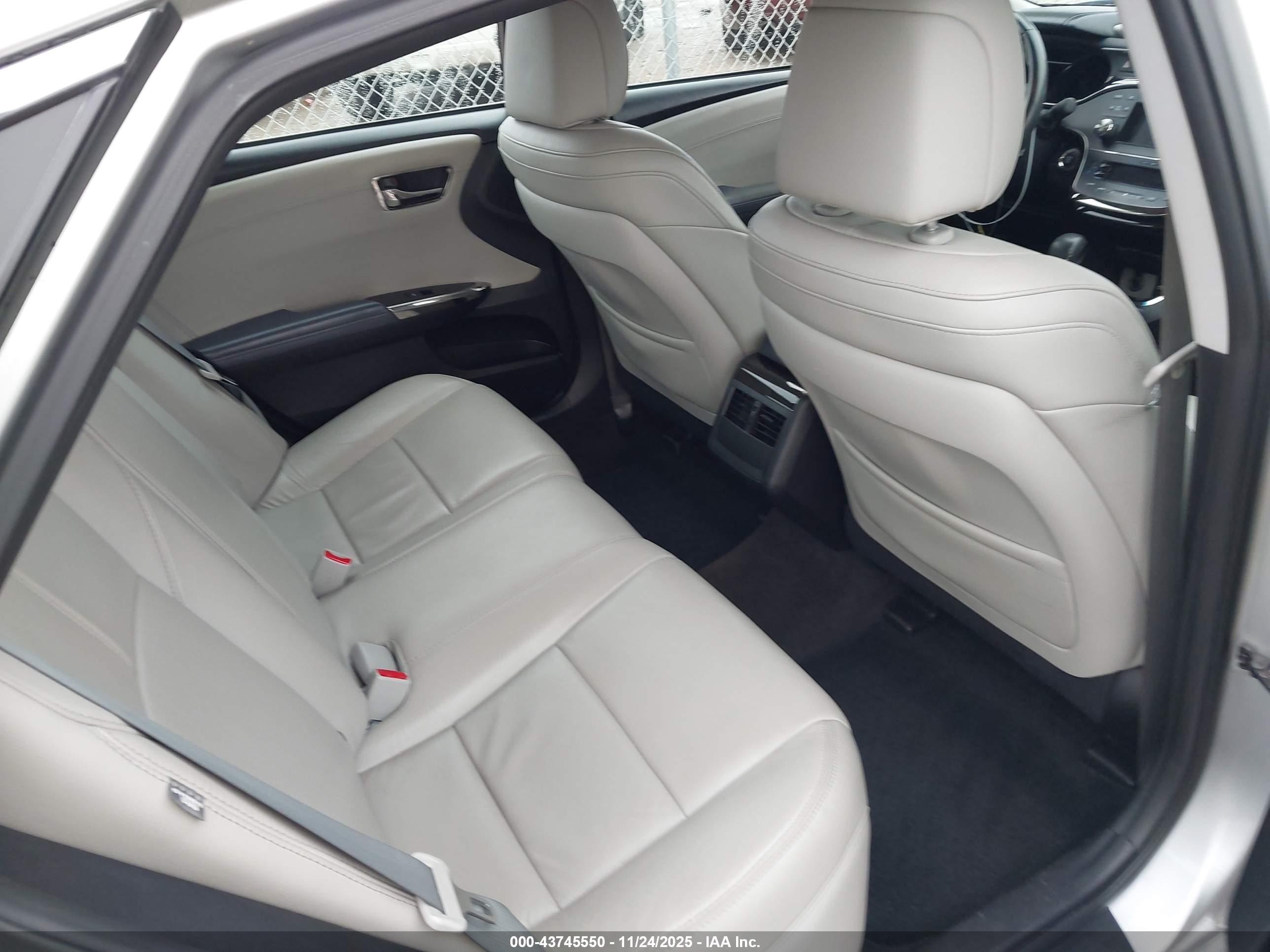 TOYOTA AVALON image 8