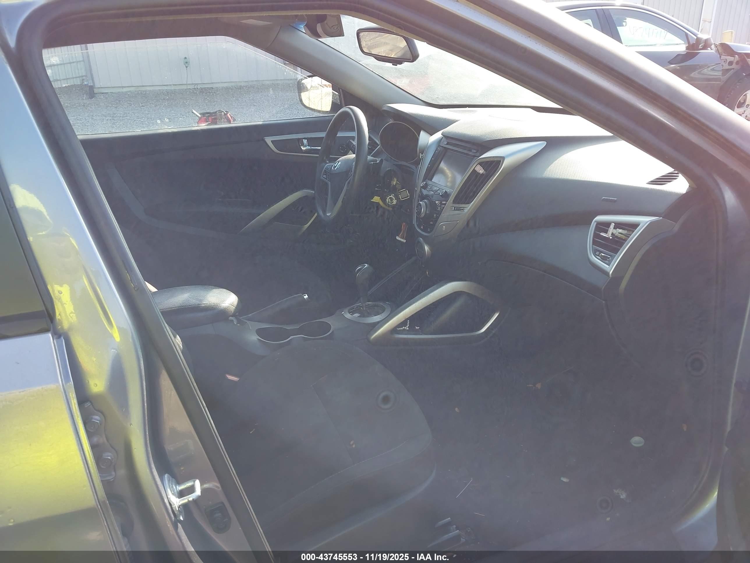 HYUNDAI VELOSTER image 5