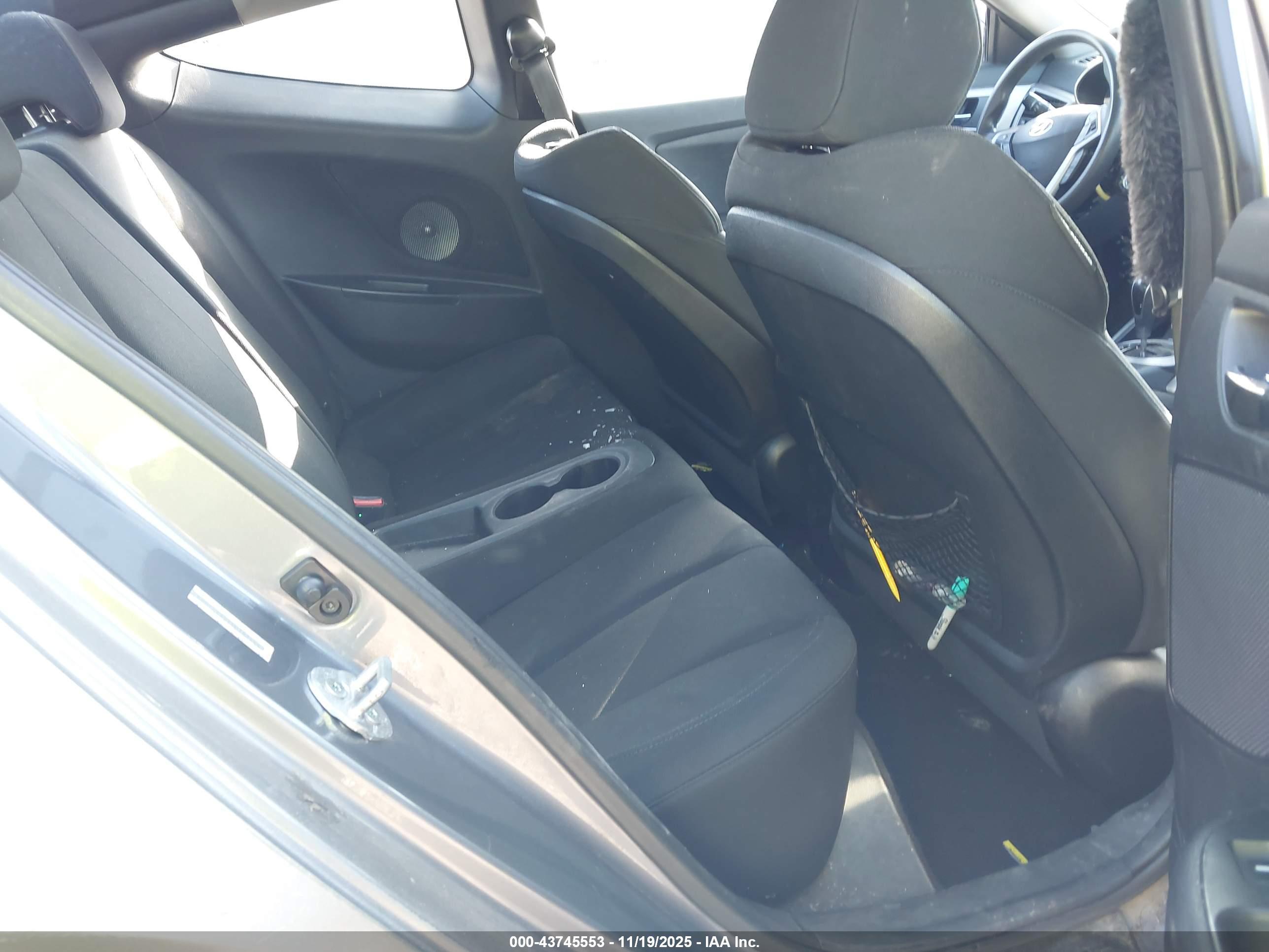 HYUNDAI VELOSTER image 8
