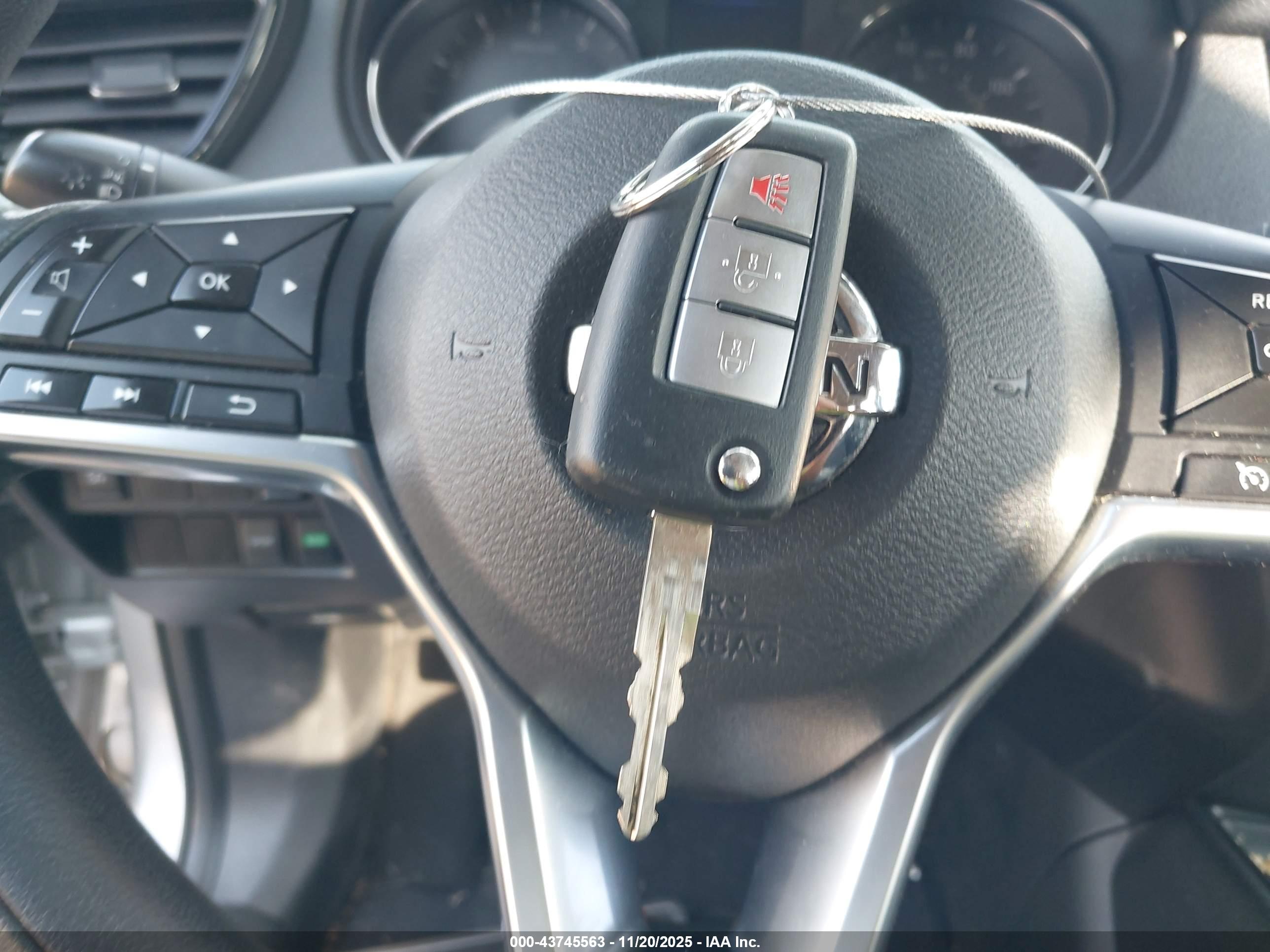 NISSAN ROGUE image 11