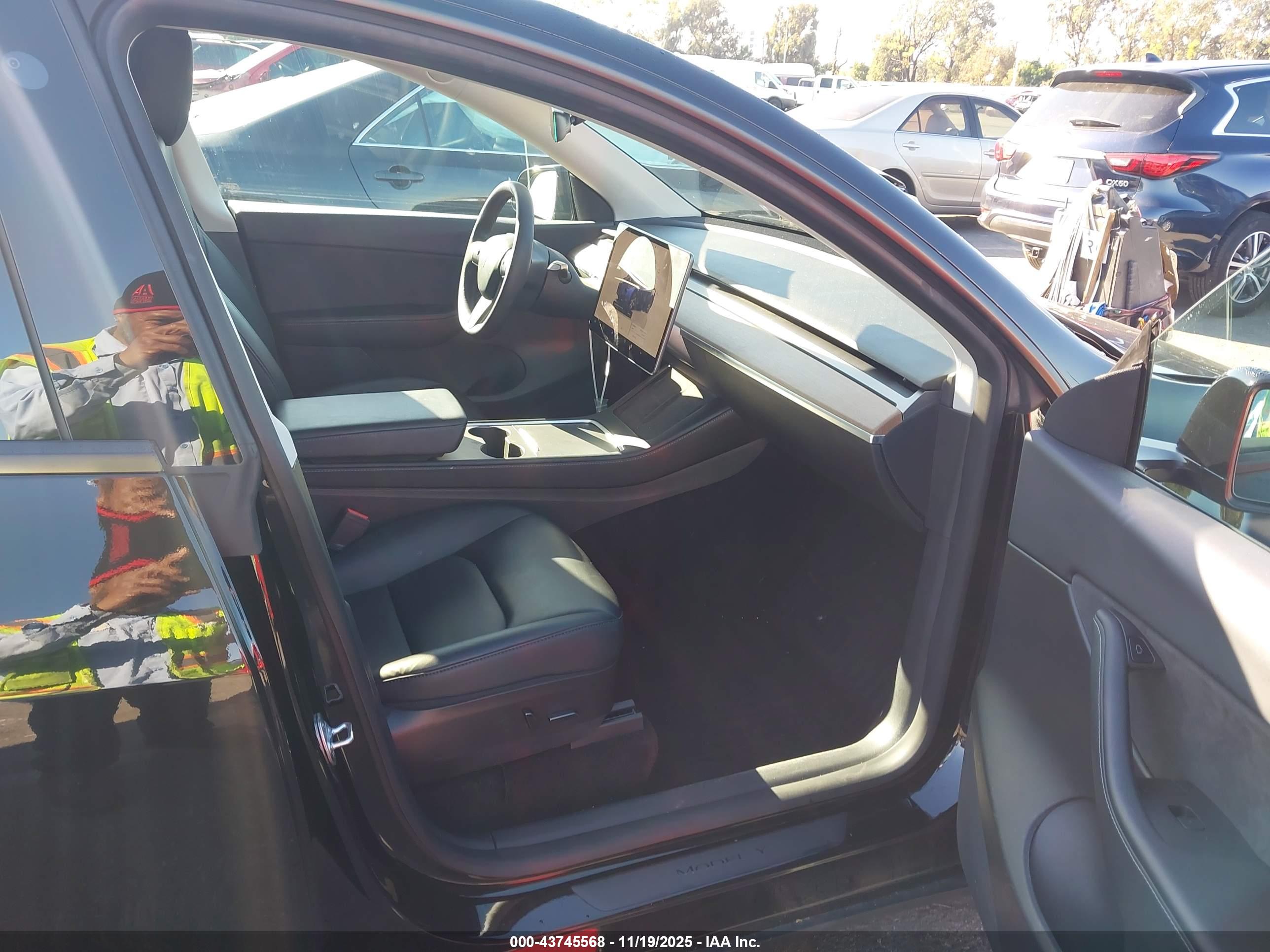 TESLA MODEL image 5
