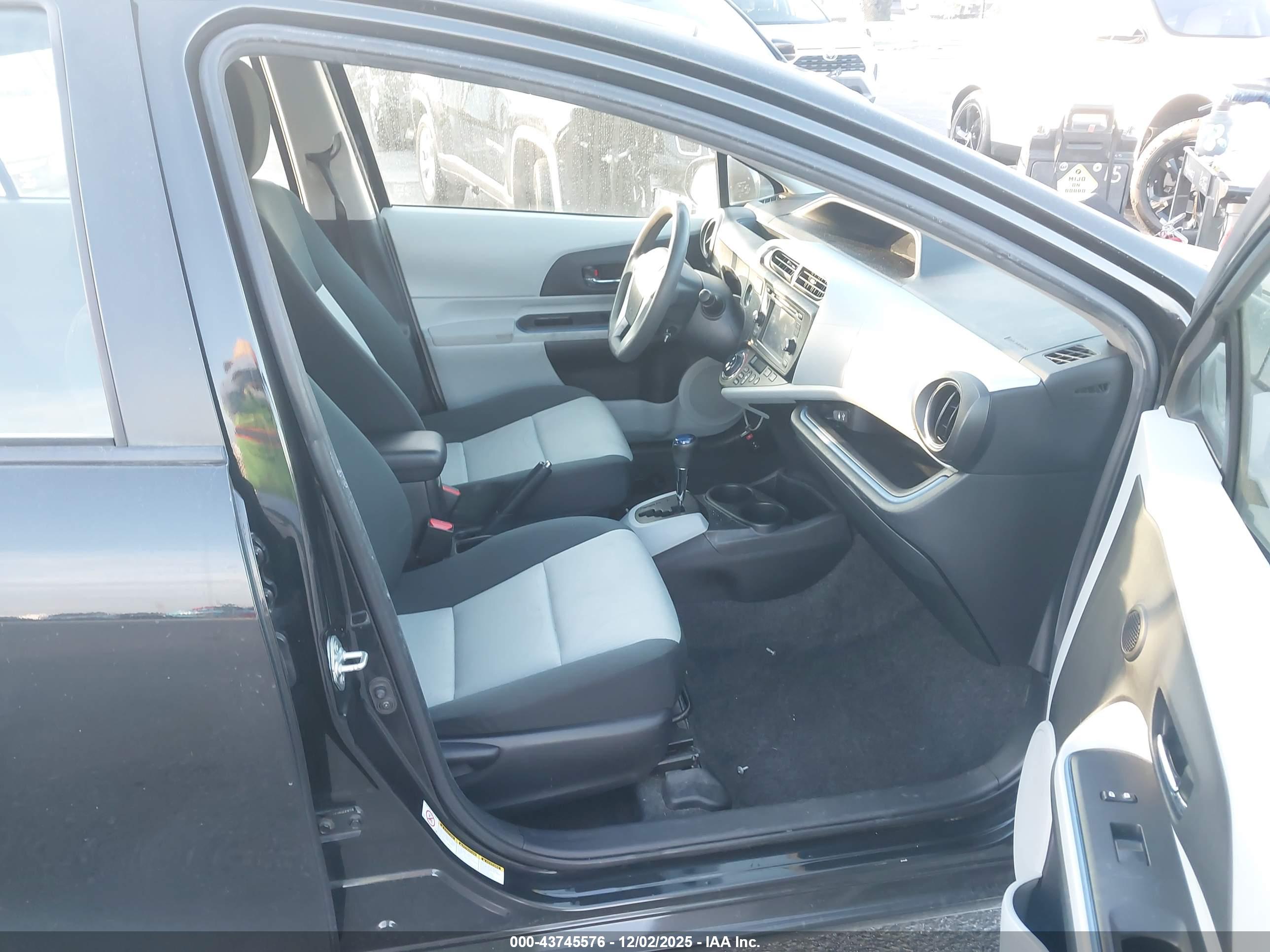 TOYOTA PRIUS image 5