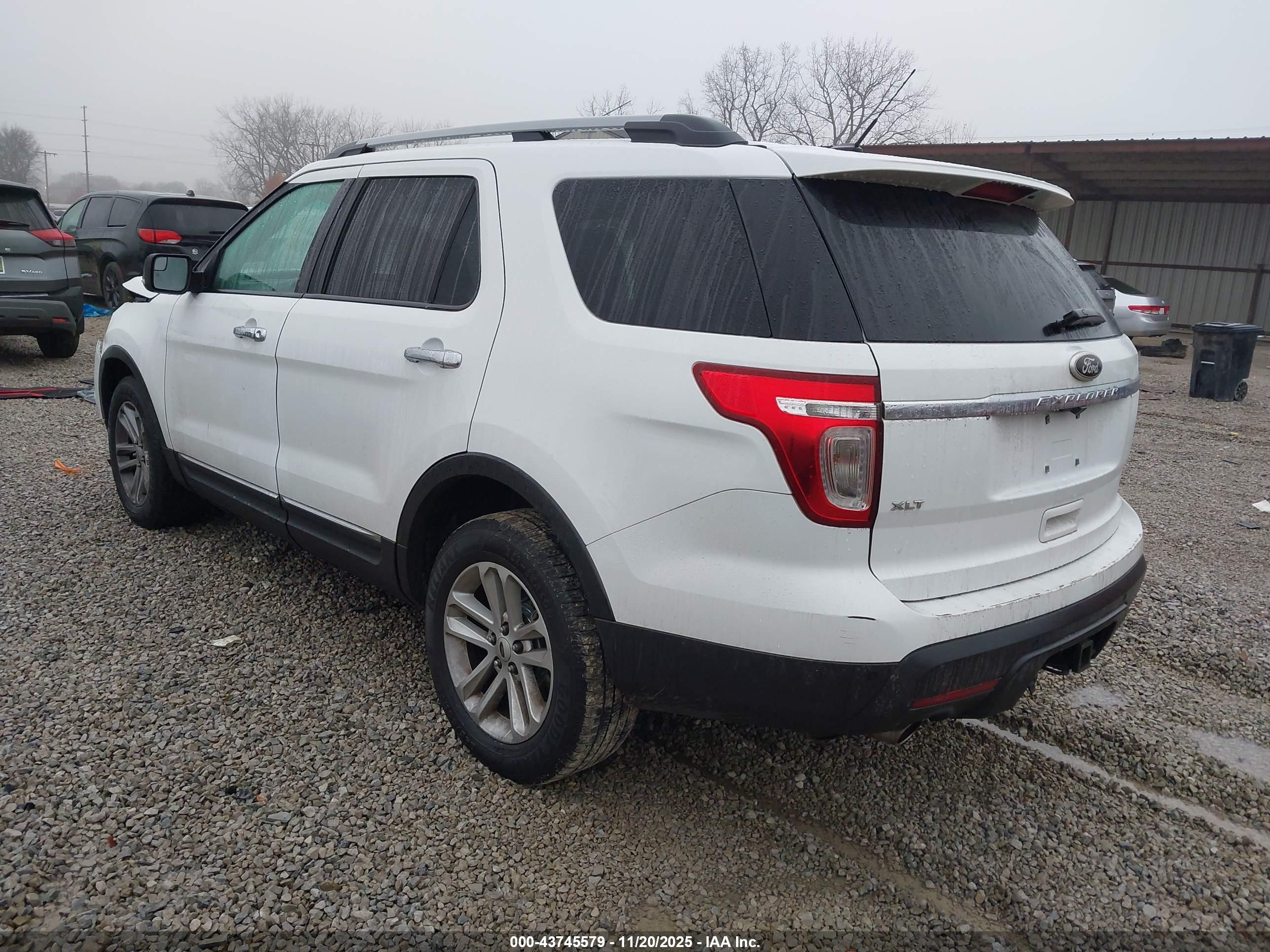 FORD EXPLORER image 3