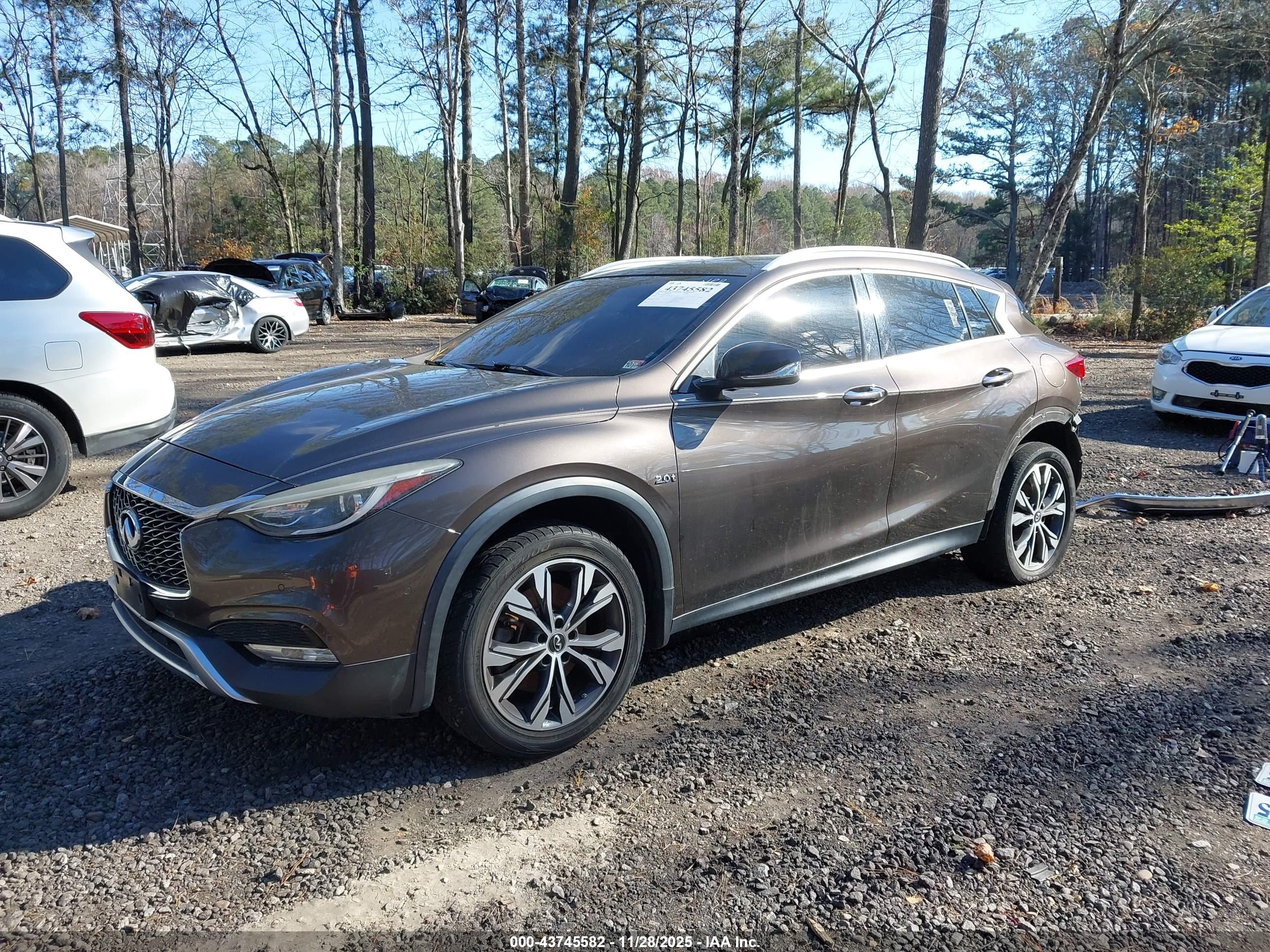 INFINITI QX30 image 2